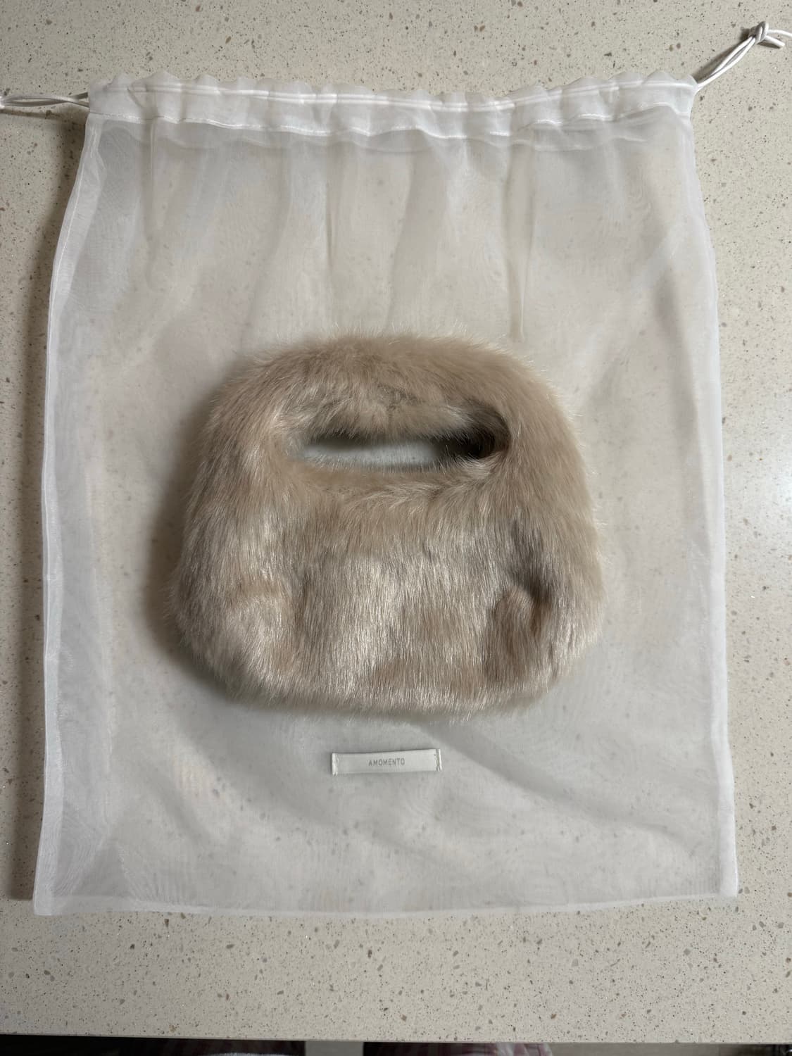 아모멘토 미니 퍼 토트백 아이보리 상품이미지1