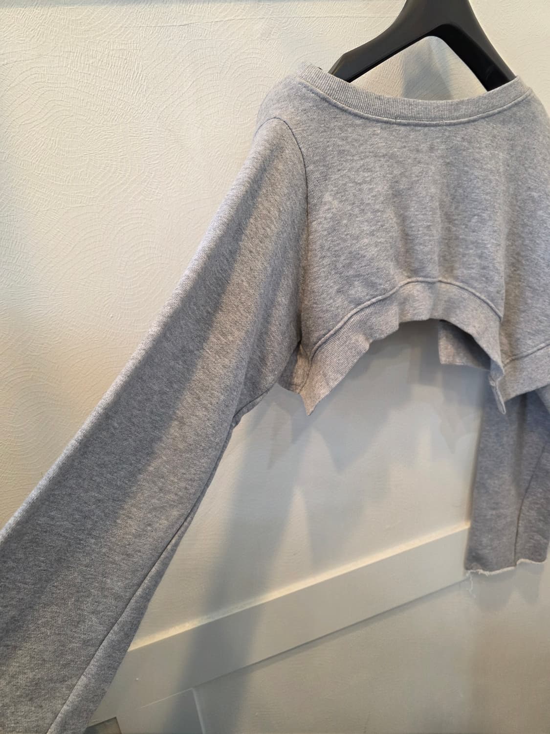 THE ILMA 컷아웃 슈퍼 크롭 맨투맨 그레이 상품이미지5