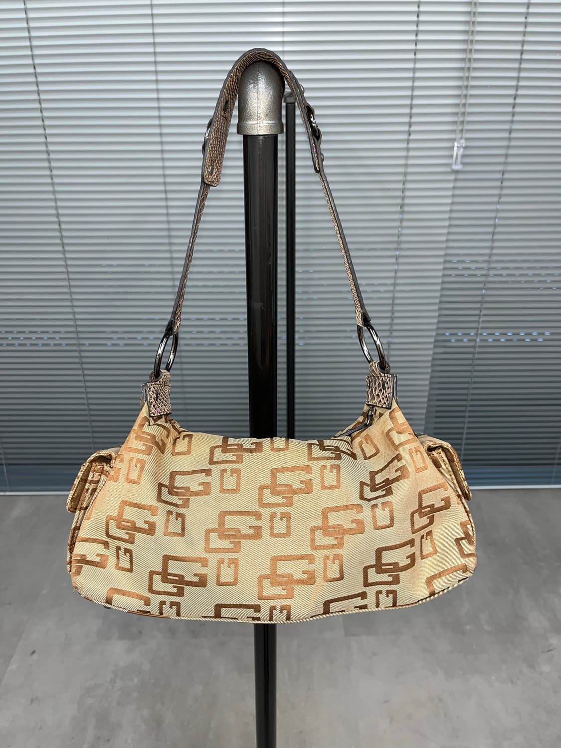 Guess Brown Logo Shoulder Bag 상품이미지4