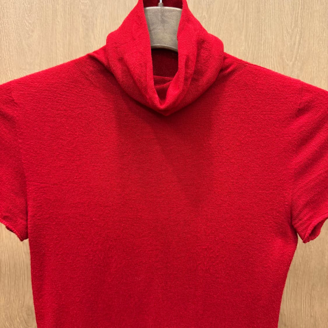 막스앤코 터틀넥 반팔 니트 파인 니트 롤 엣지 디테일 슬림핏 레드 상품이미지4