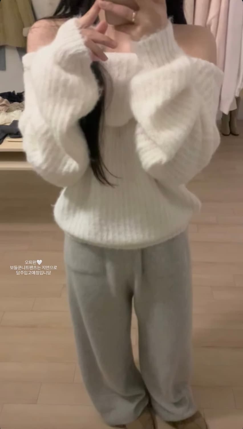 (새상품)누아누아 윈터 보들 오프숄더 니트 상품이미지3