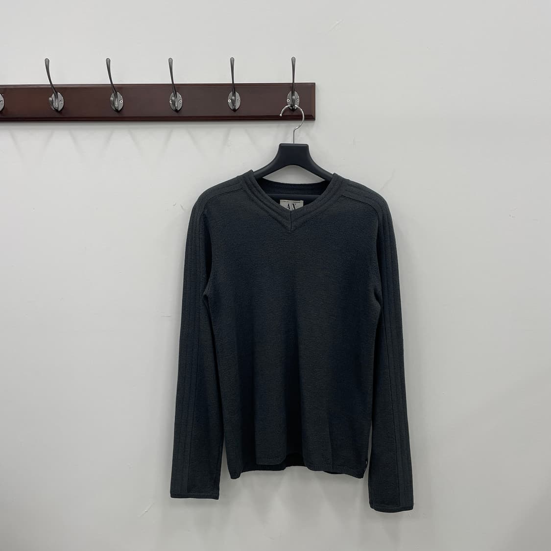 아르마니 익스체인지 V넥 챠콜 니트 상품이미지1