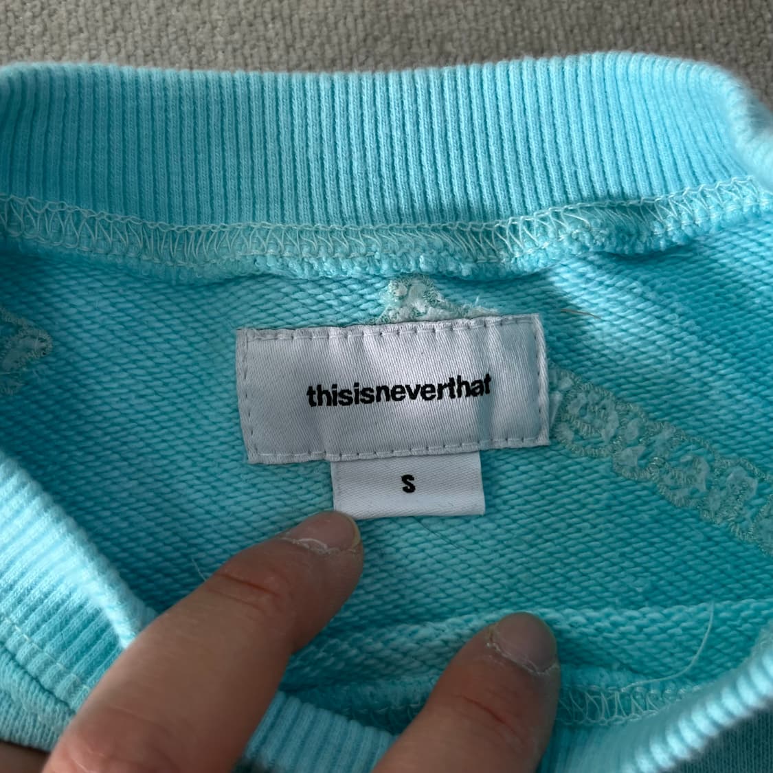 100 디스이즈네버뎃 자수로고 화이트 스카이 맨투맨 상품이미지3