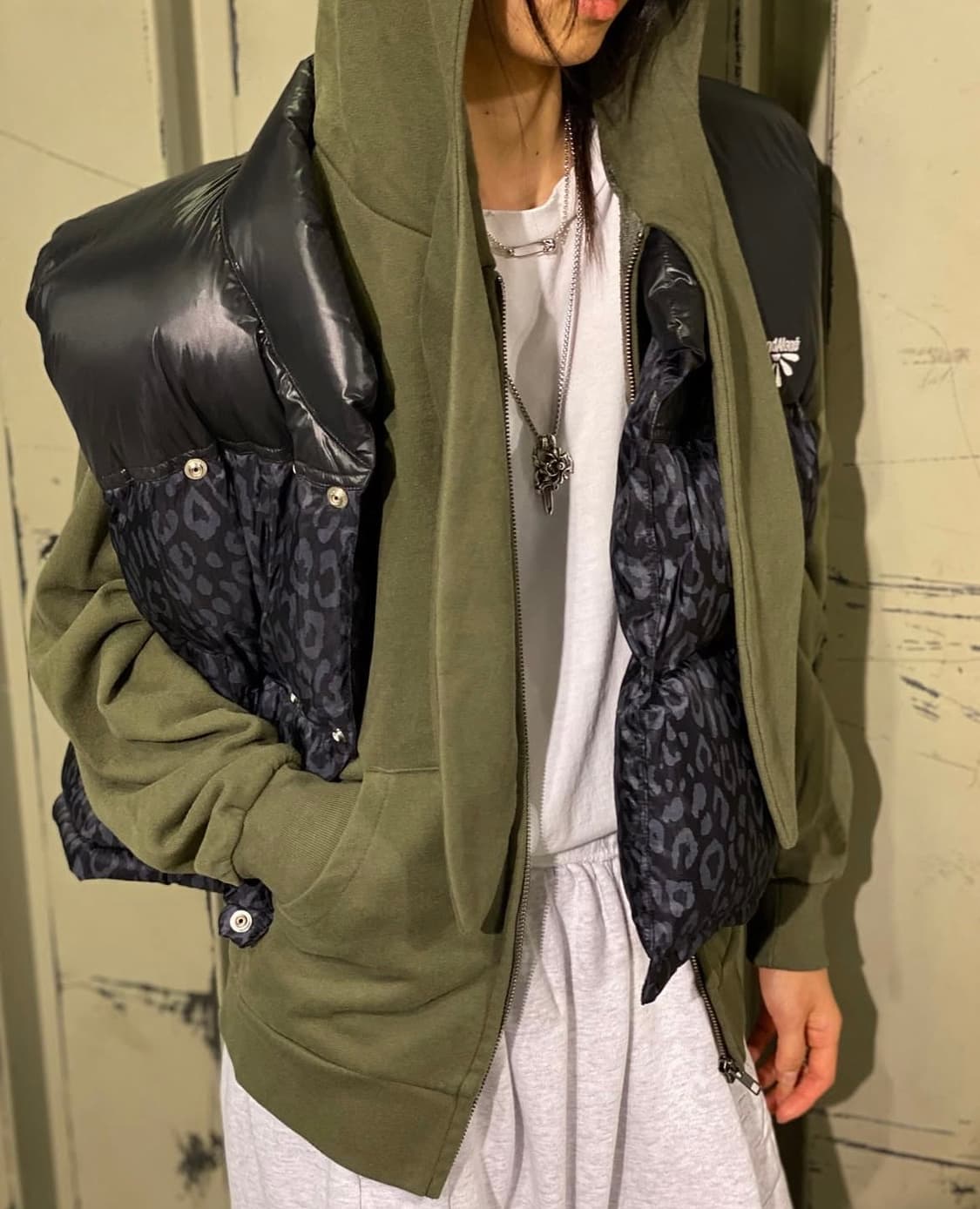 (2) ECRU 스탠드얼론 레오파드 패턴 나일론 구스다운 점퍼 상품이미지10