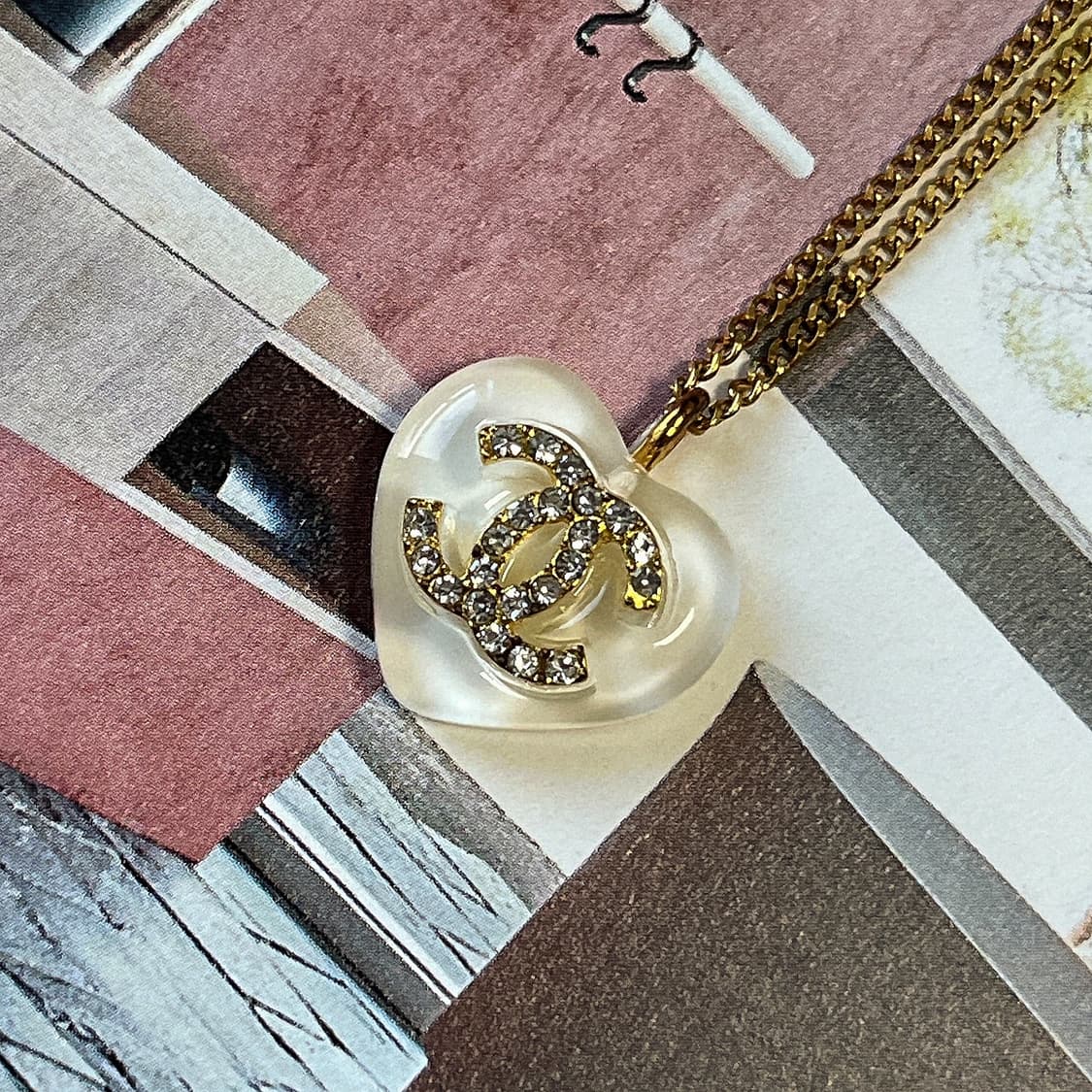 샤넬 화이트 글라스 하트 크리스탈 CC로고 골드 목걸이 상품이미지3