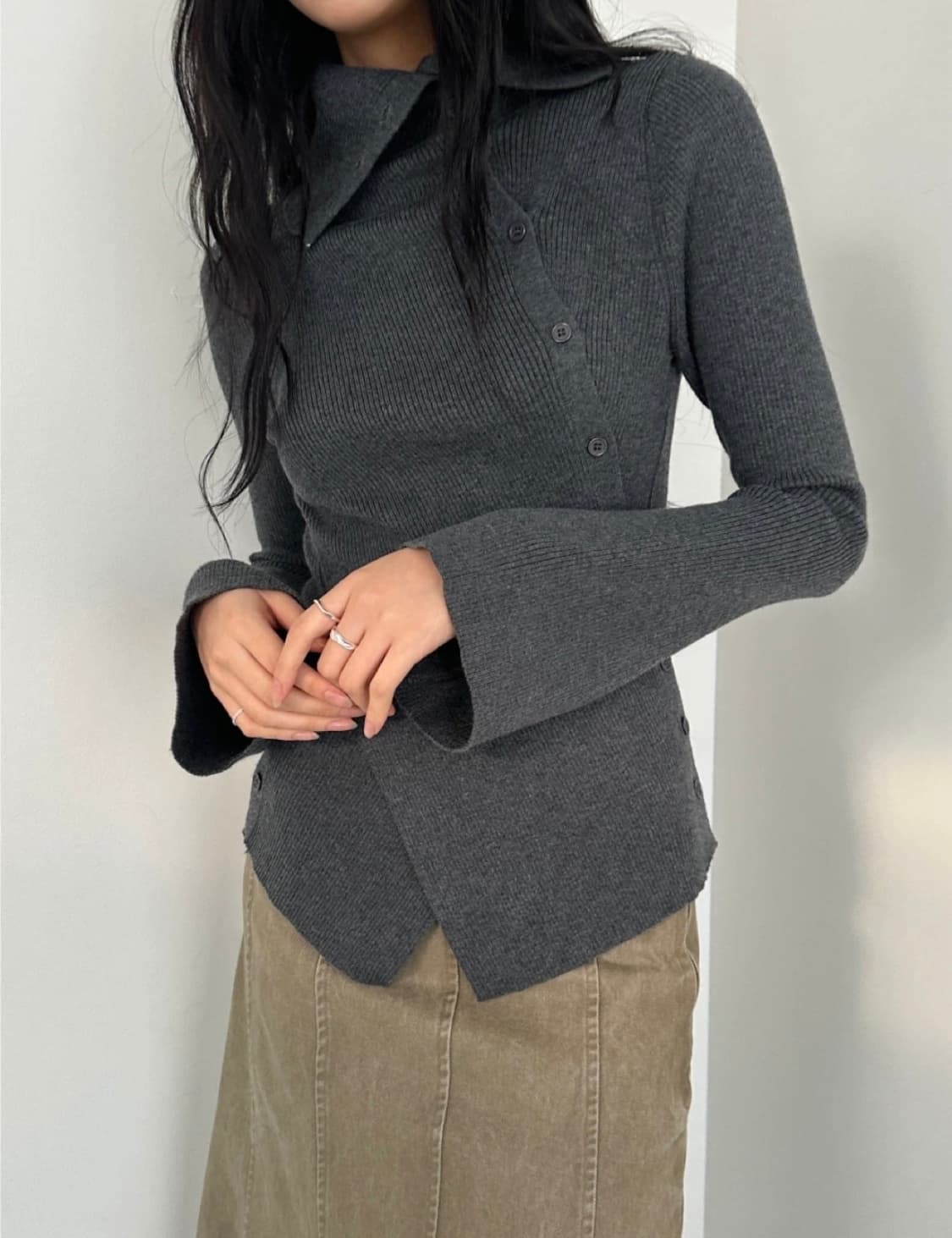 르에브 버튼 폴라 니트 탑 차콜 상품이미지3
