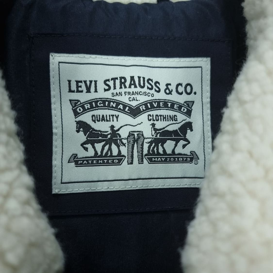 [리바이스] 비건 레더 요크 카라 퍼 패딩 자켓 M18326 상품이미지7