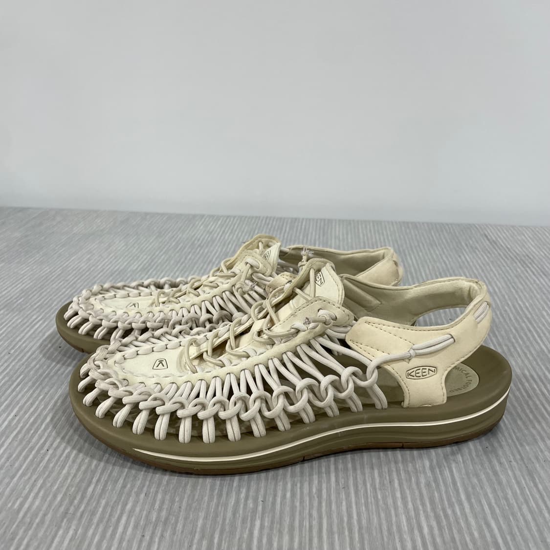 703) KEEN 킨 유니크 샌들 화이트 캡 콘스타크 280mm 상품이미지3