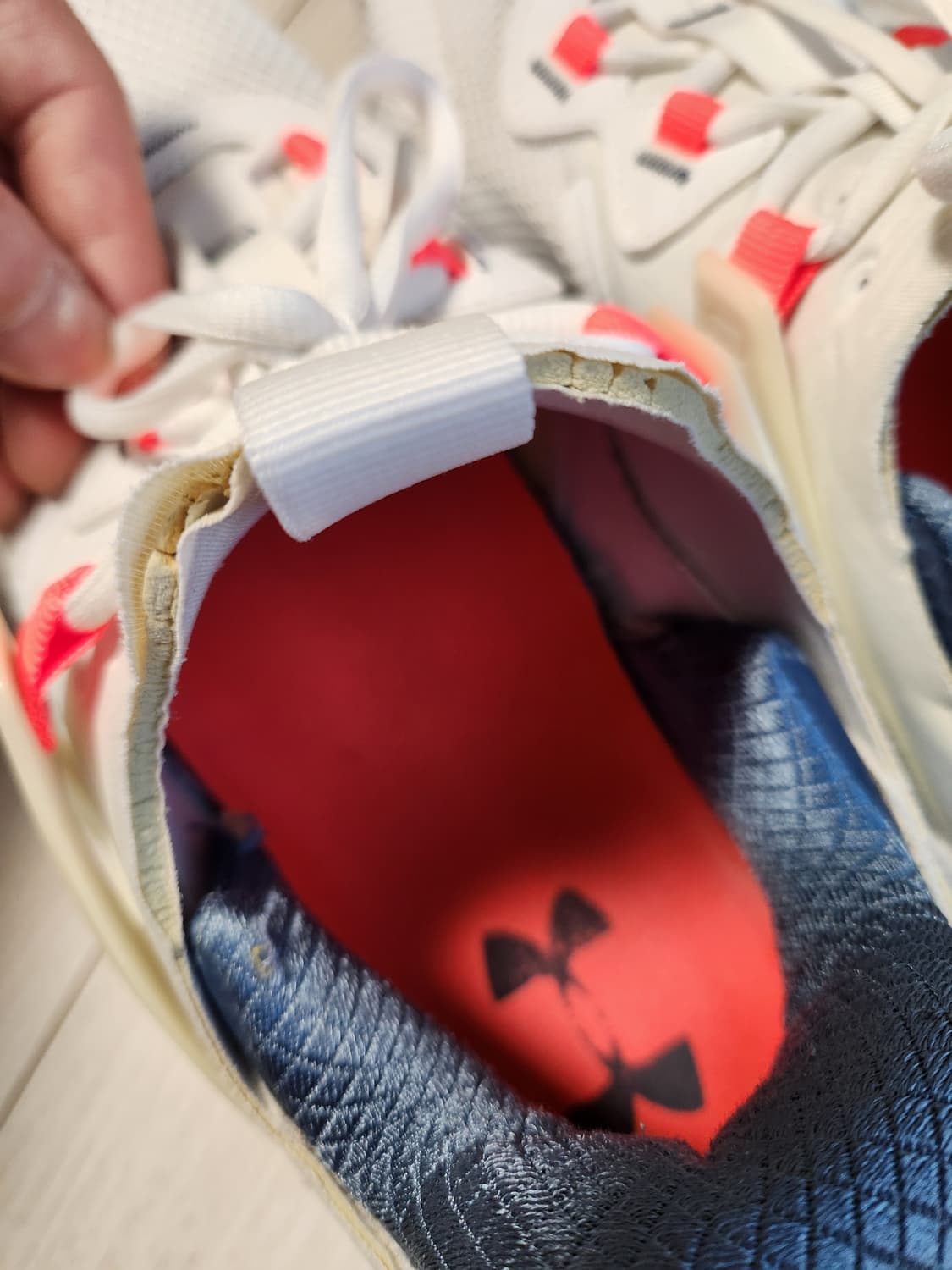 언더아머 운동화 HOVR 메가 MVMNT 신발_T 3023594-104  상품이미지9