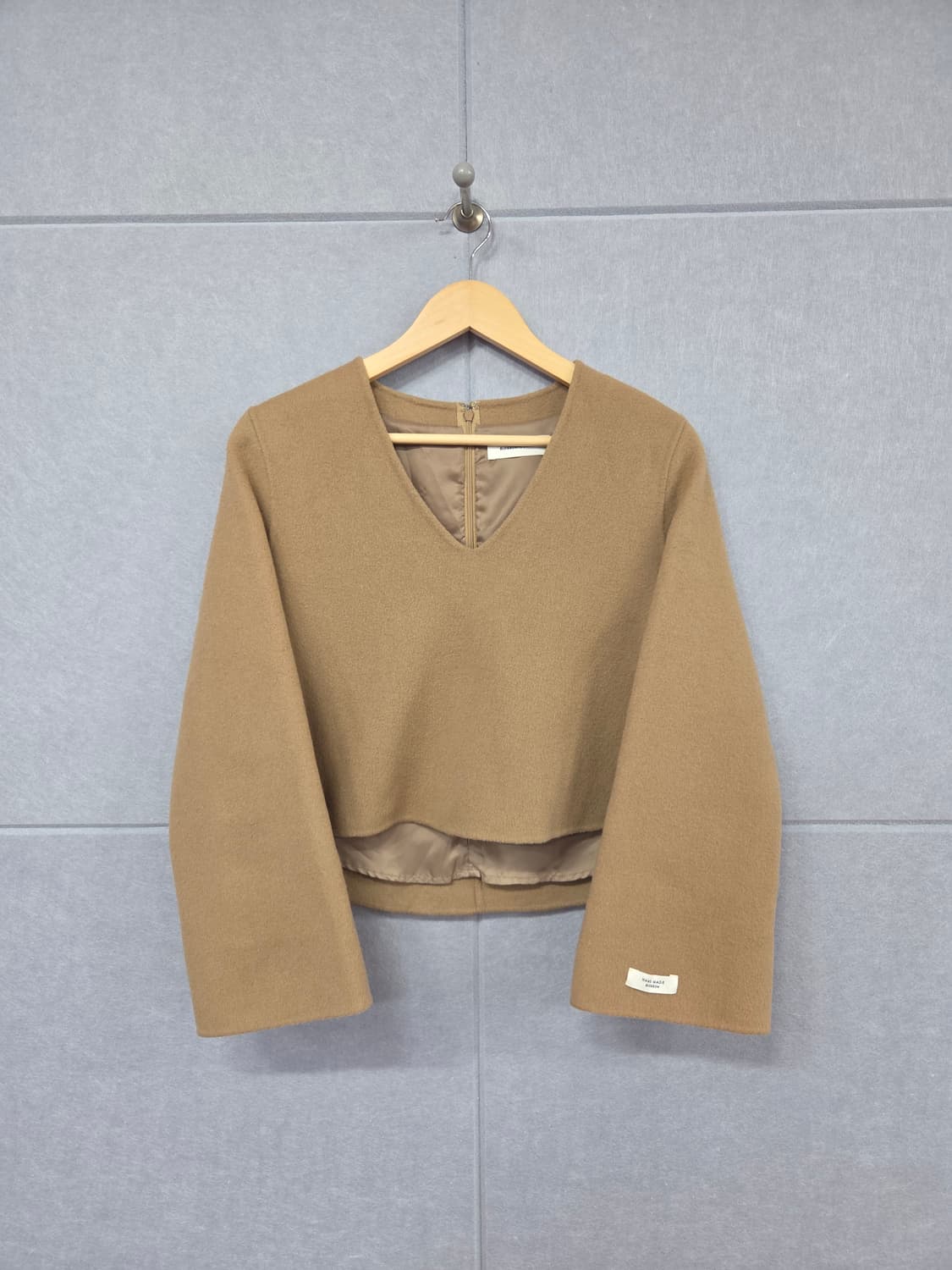 BLOSSOM H COMPANY 핸드메이드 울 브이넥 크롭 탑 상품이미지1