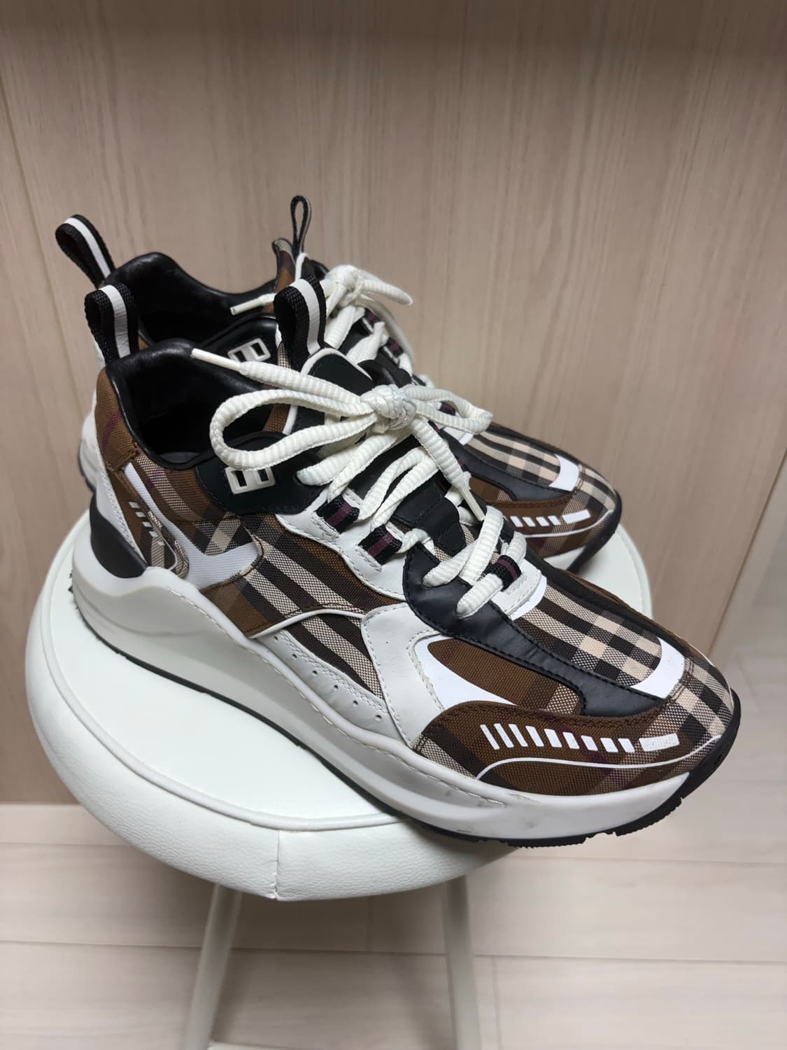 버버리 빈티지 체크 코튼 레더 스니커즈 다크 버치 브라운 상품이미지1