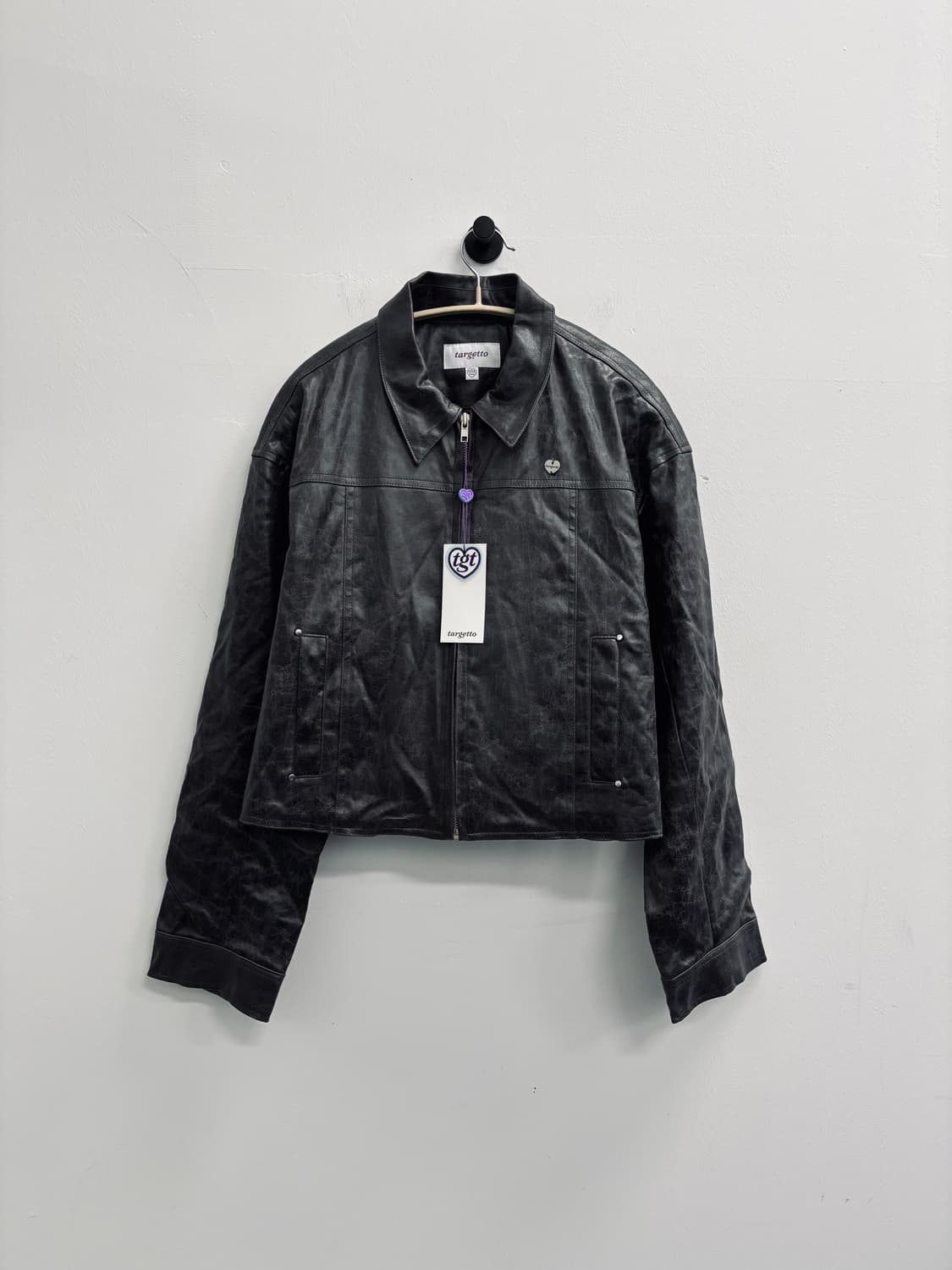 [새 상품] 타게토(TARGETTO) 크랙 비건 레더 자켓 차콜 상품이미지1