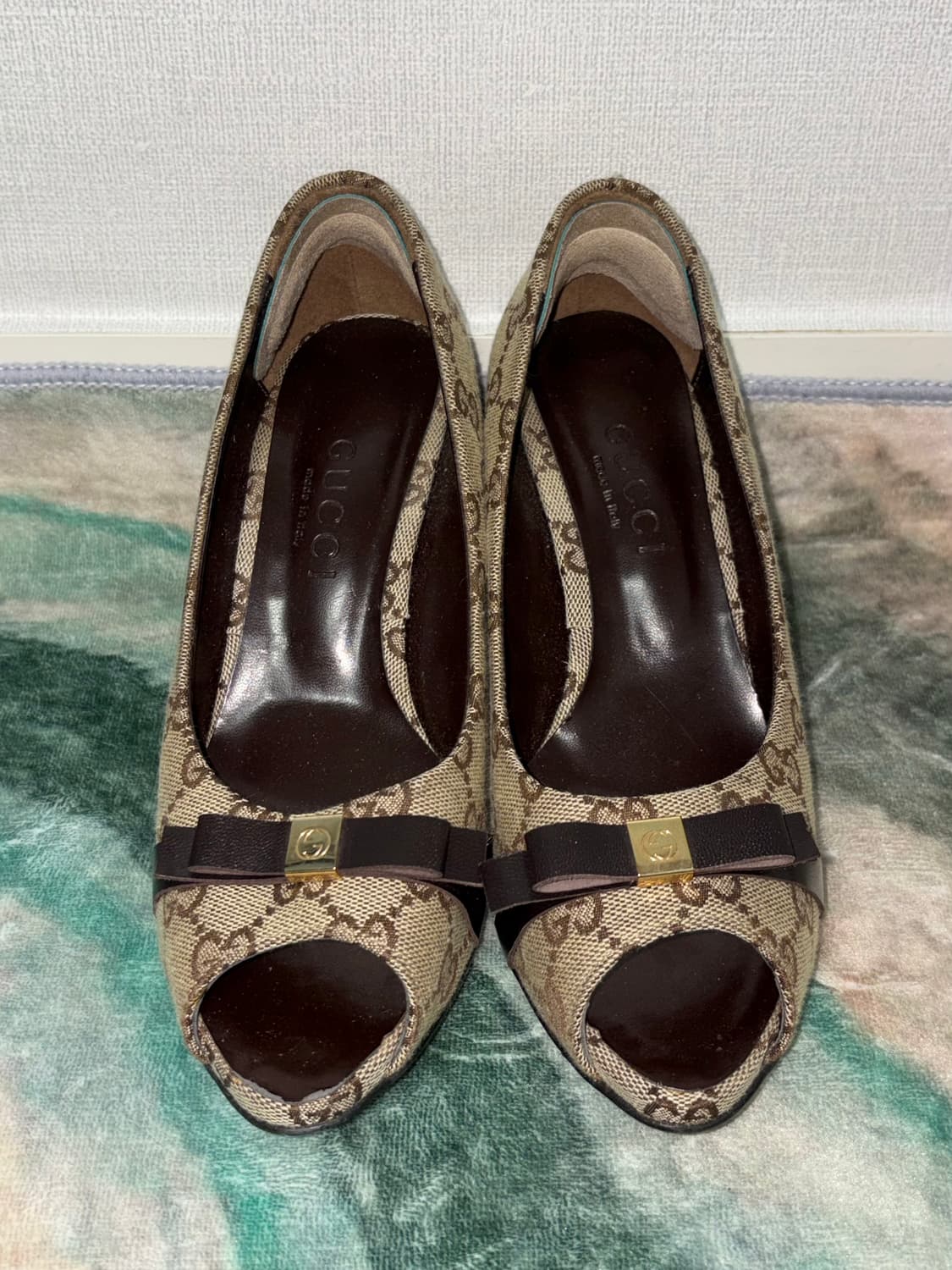 구찌 GG 캔버스 오픈토 펌프스 힐 상품이미지1