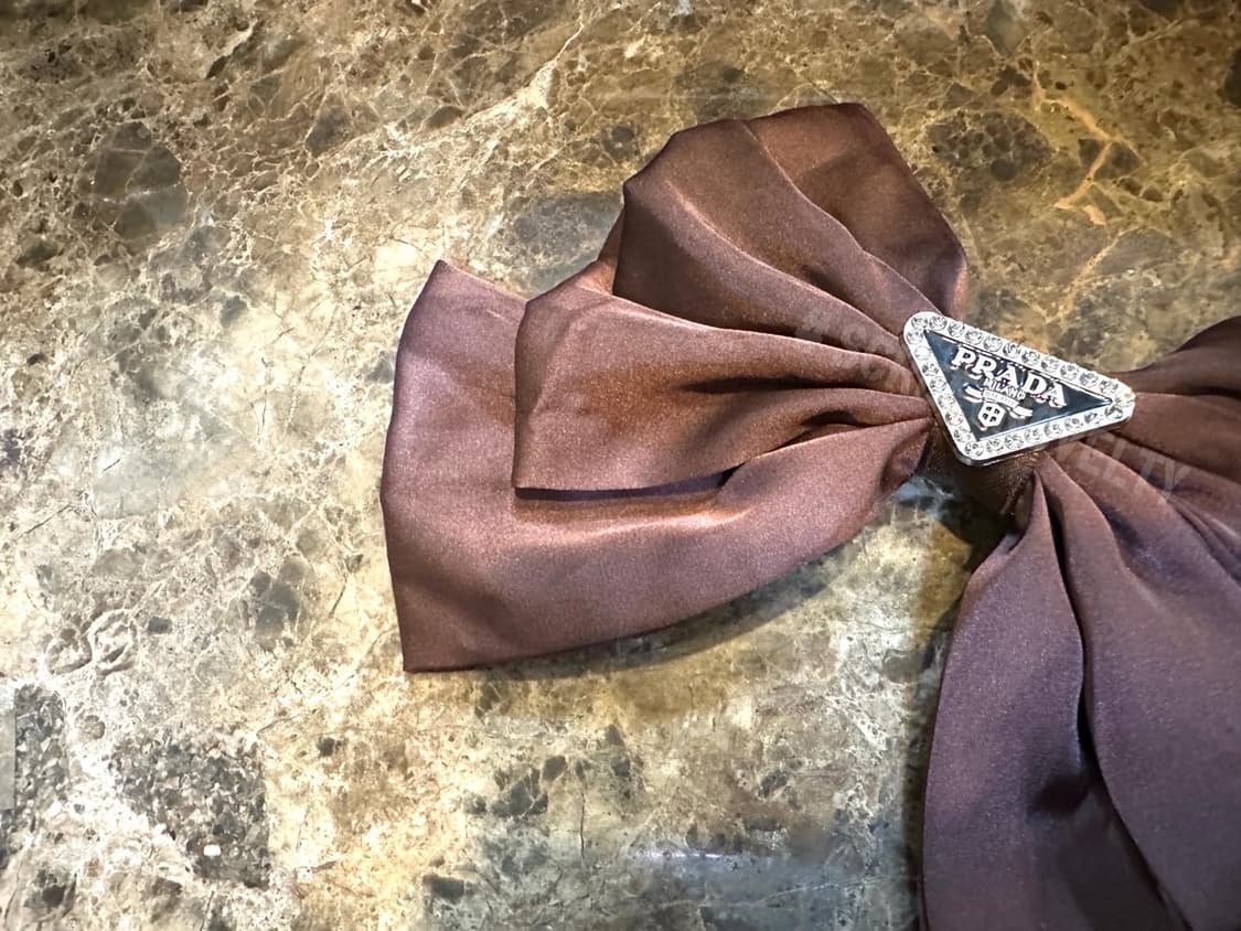 프라다 블랙로고  헤어핀 브라운 상품이미지8