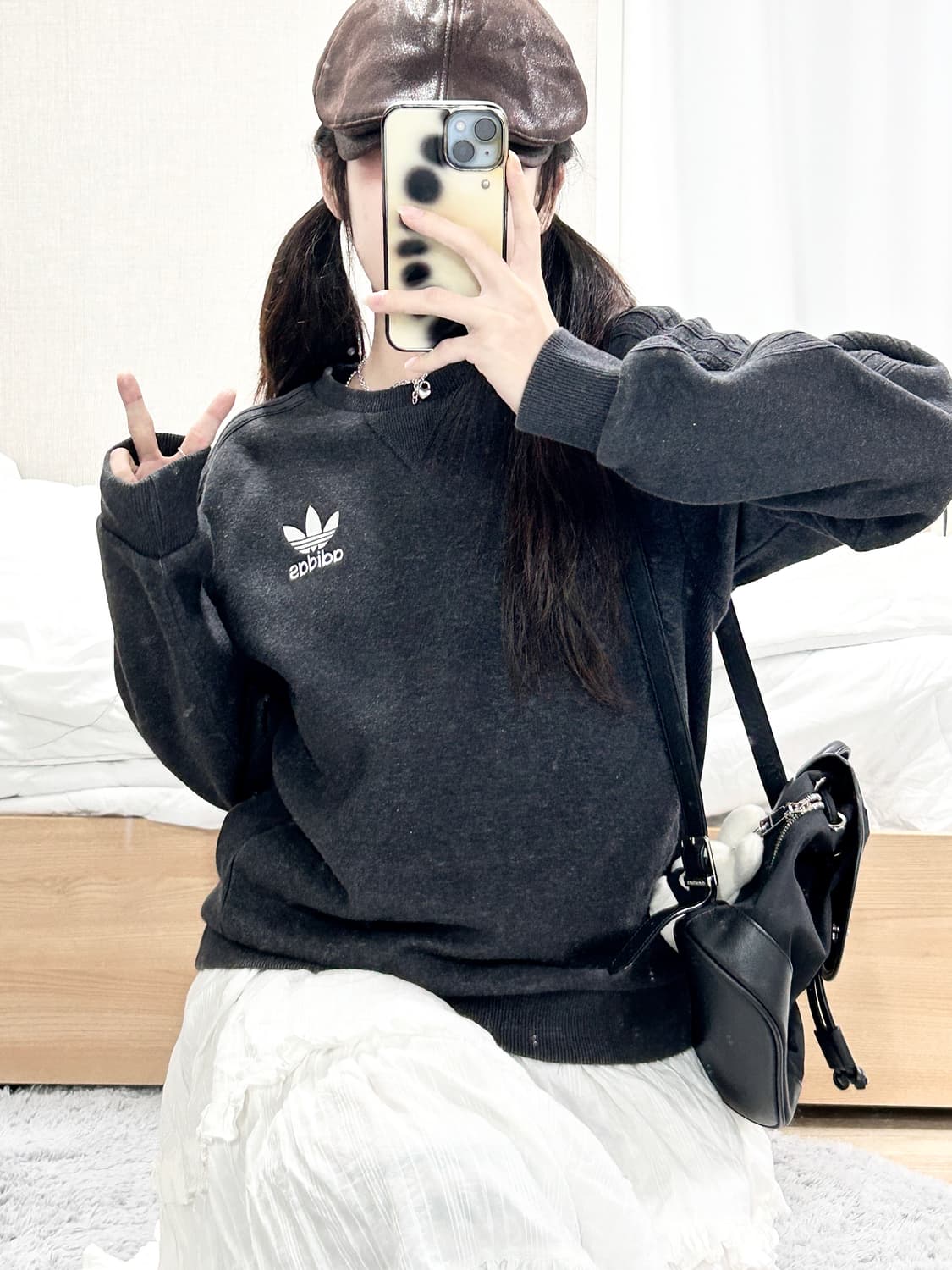 아디다스 자수로고 차콜 삼선 맨투맨 상품이미지1