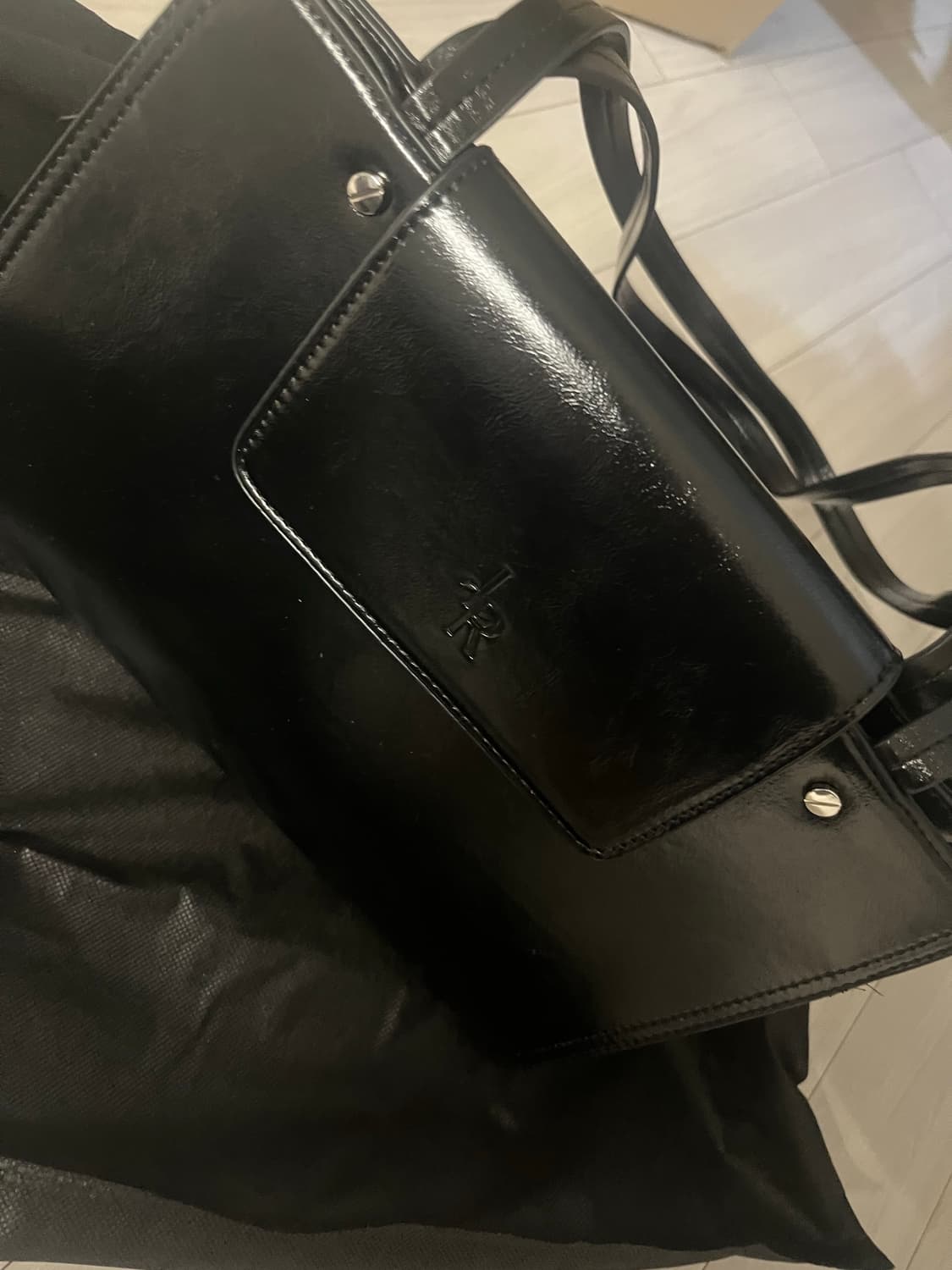 레더리 볼티드 스퀘어 숄더백 블랙 상품이미지4