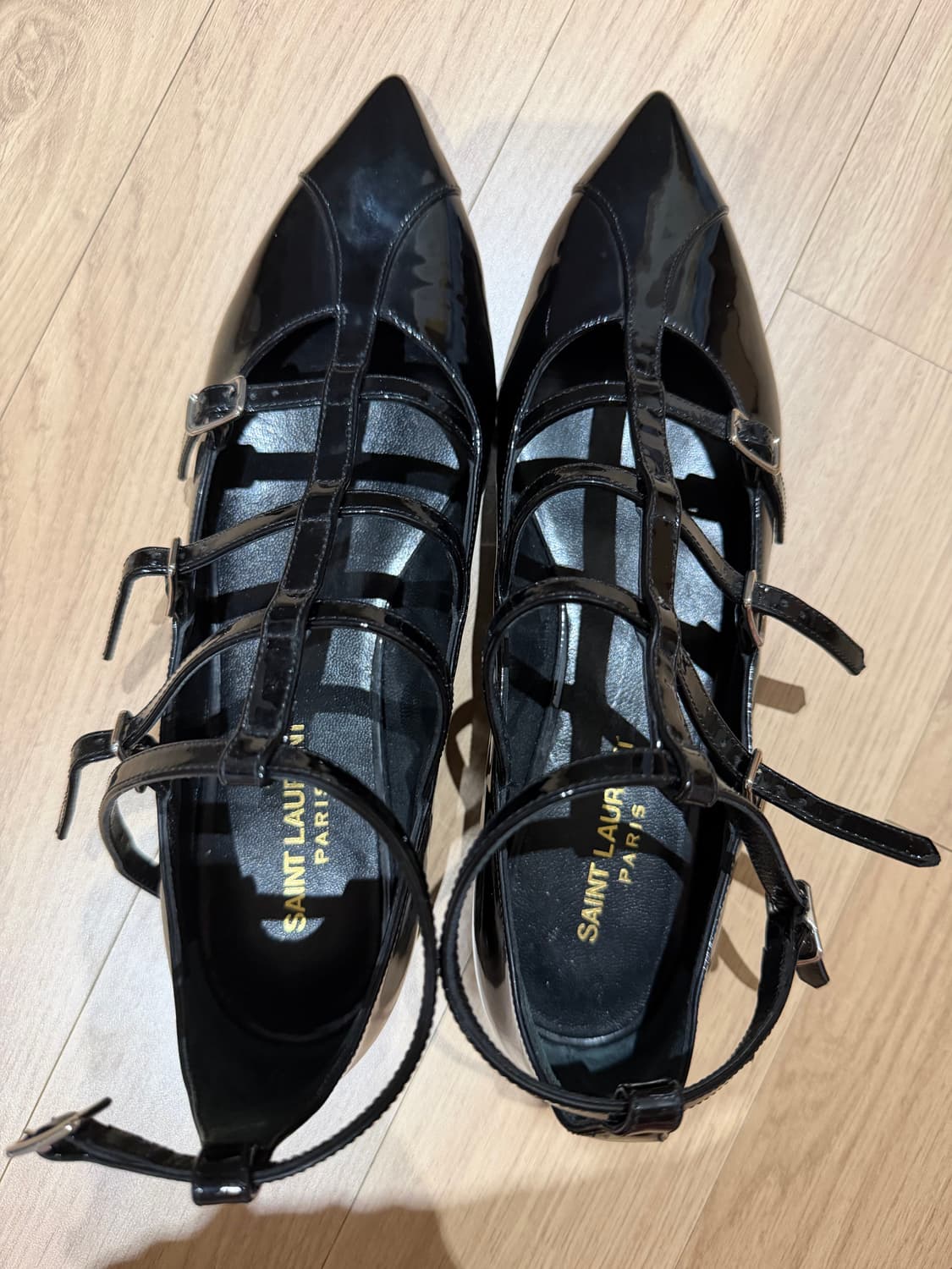 생로랑 블랙에나멜 스트랩 플랫 상품이미지10
