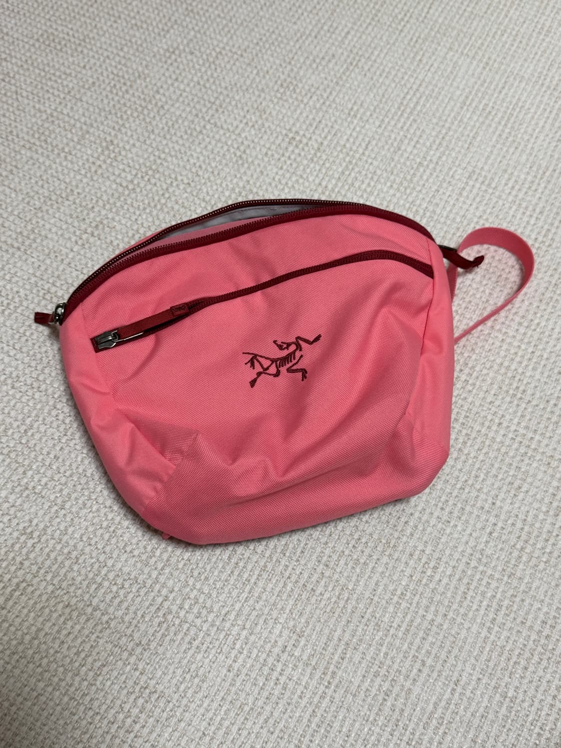 아크테릭스 핑크 크로스백 상품이미지1