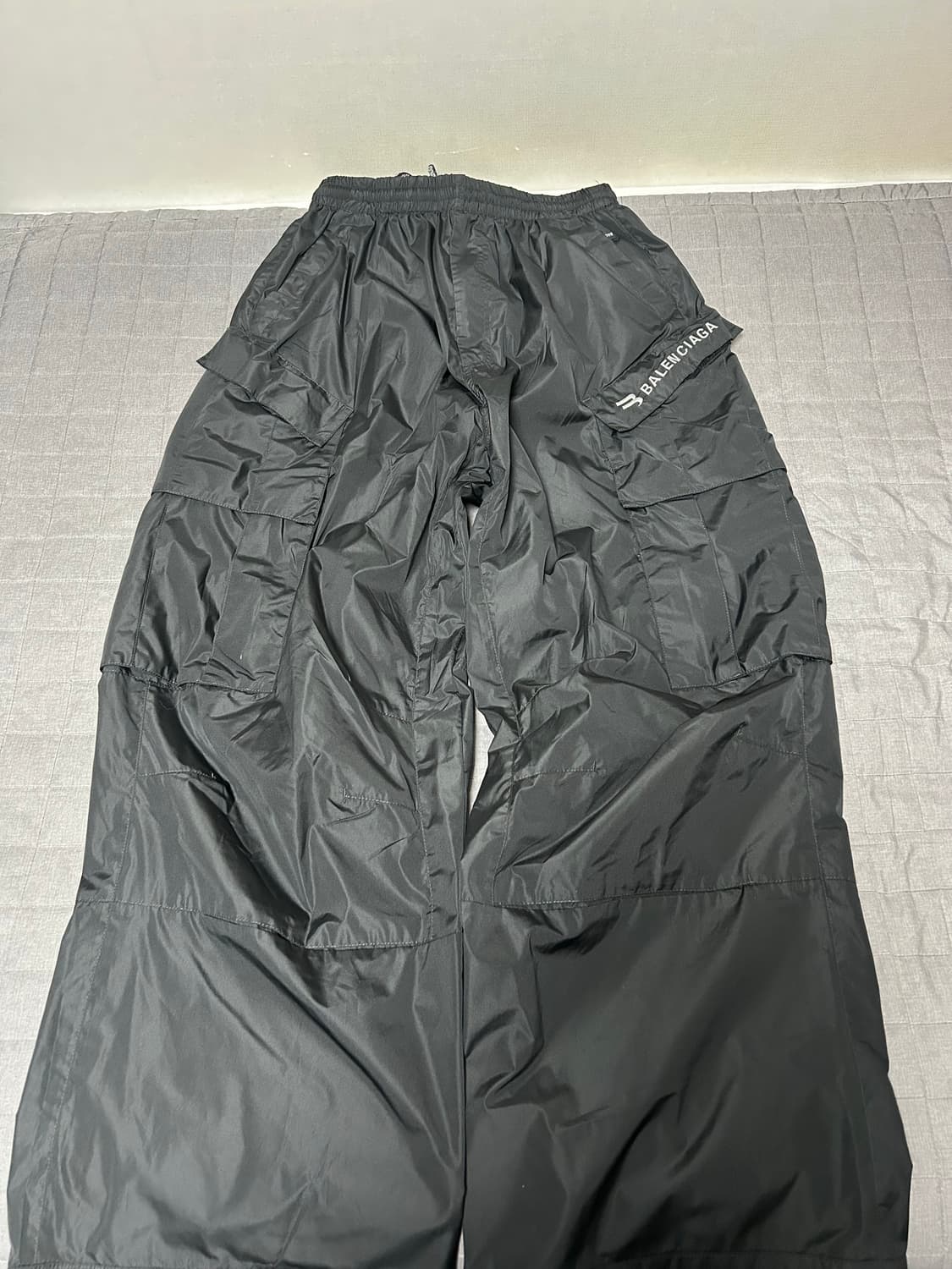 [44] 발렌시아가 테크니컬 나일론 카고 팬츠 상품이미지1