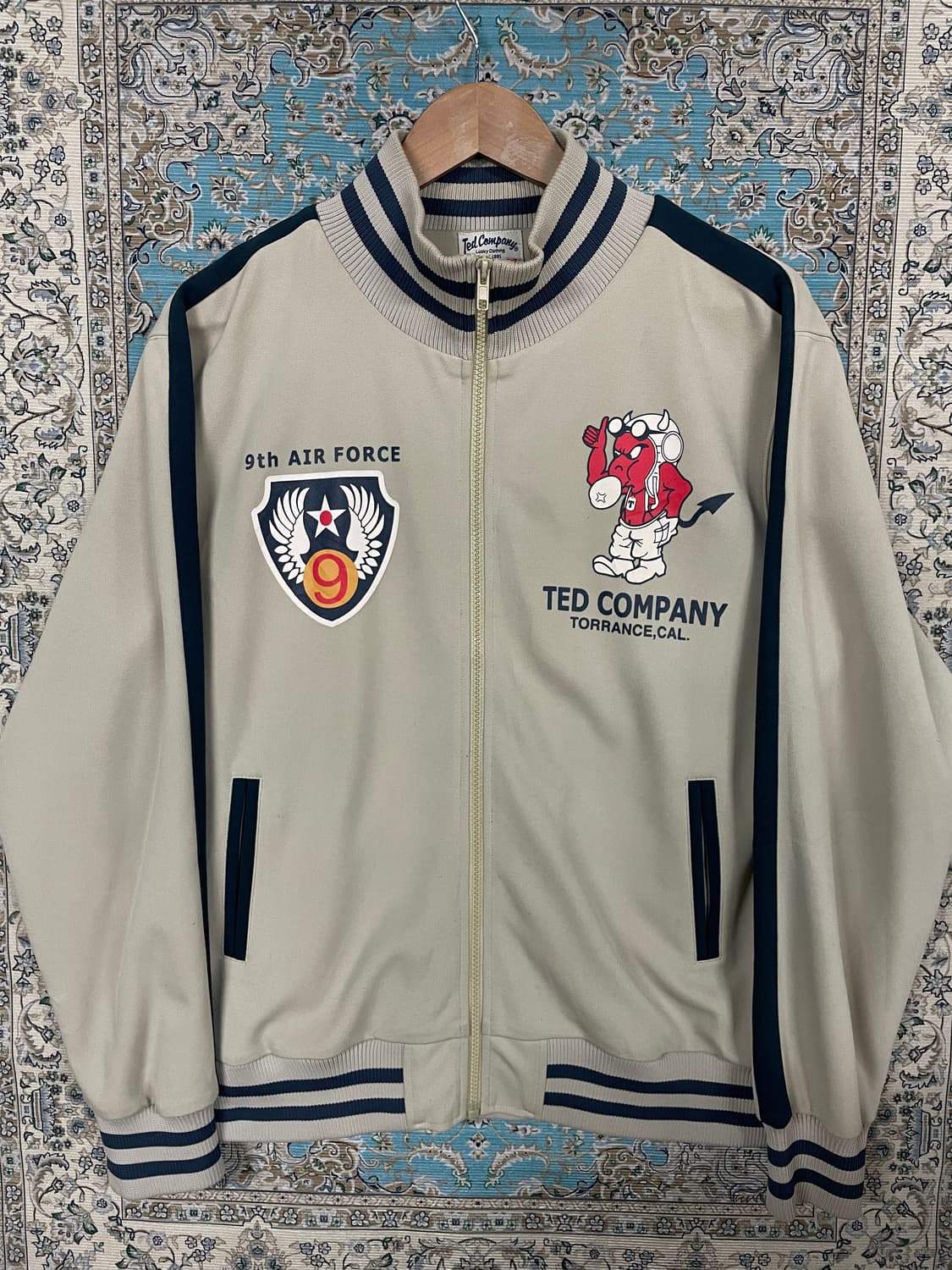 테드컴퍼니 베이지 데빌 프린팅 트랙져지1653 상품이미지1