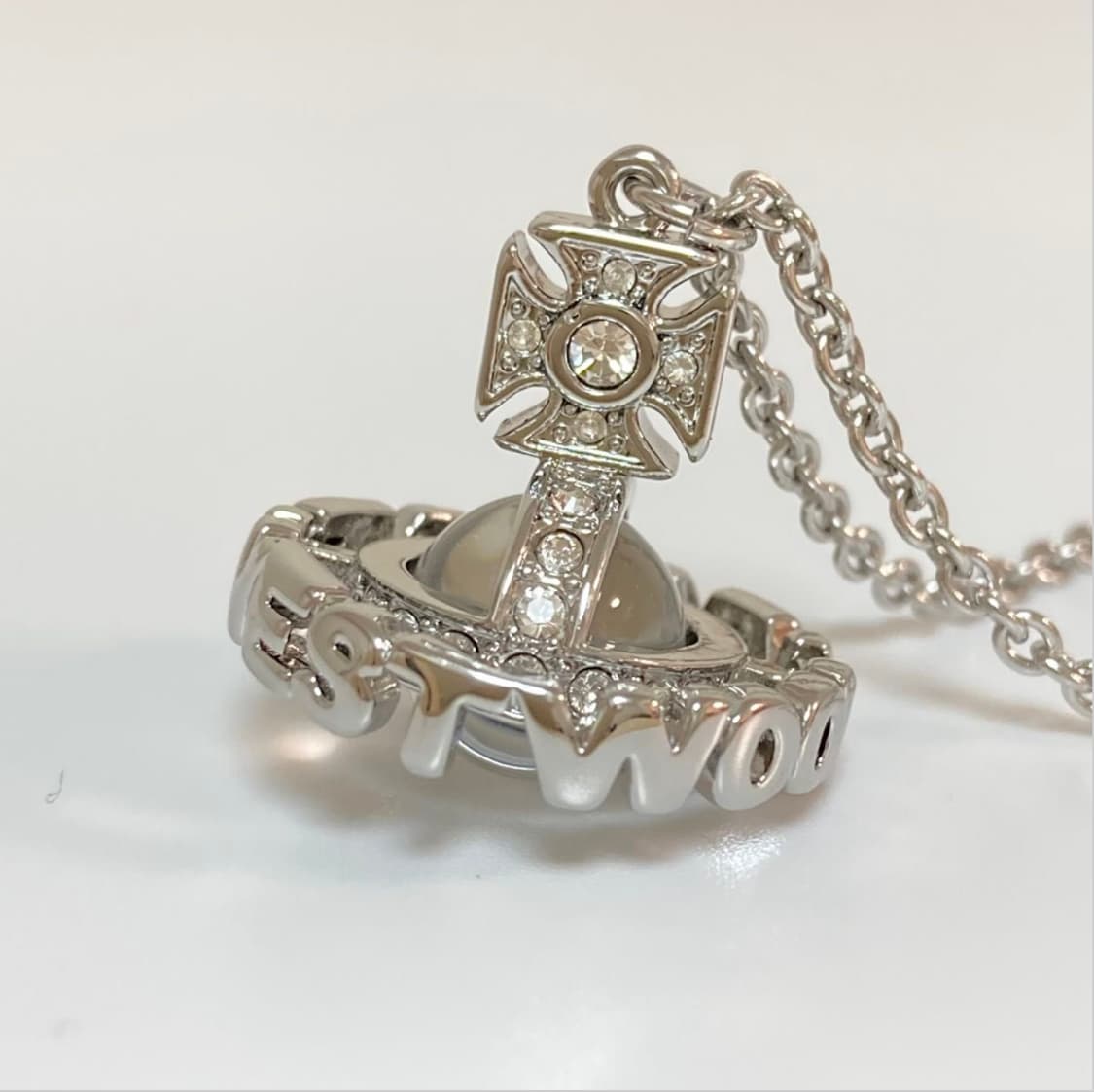 비비안웨스트우드 아카이브 화이트 크리스탈 레터링 orb 팬던트 목걸이 상품이미지4