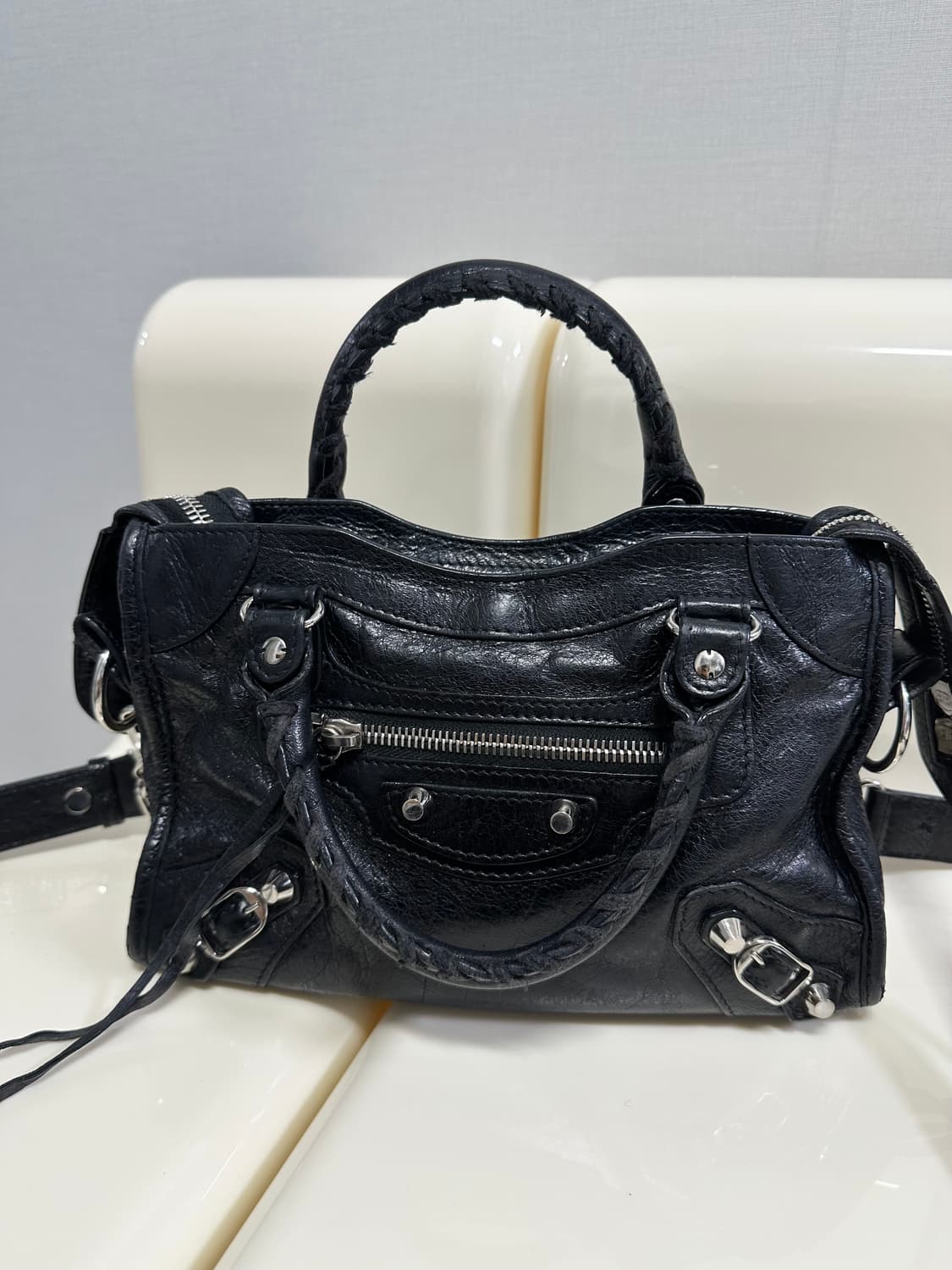 [A 정품] 발렌시아가 로고스트랩 시티 모터백 미니 상품이미지3