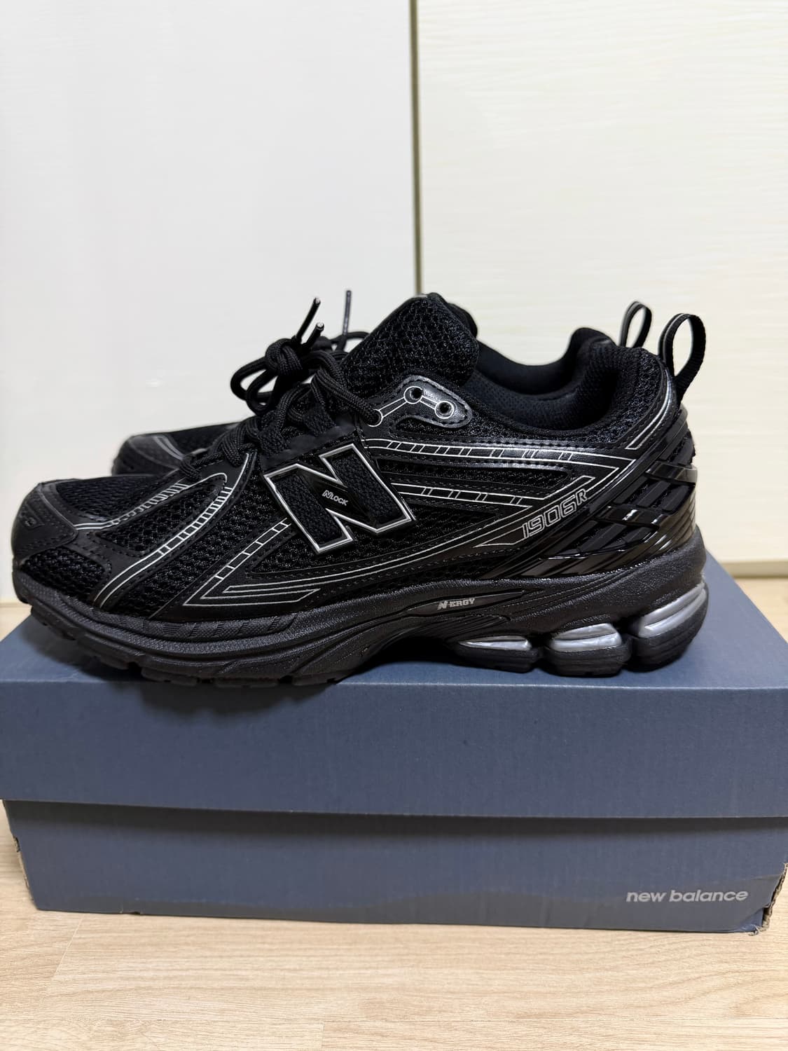 뉴발 1906R 블랙 실버메탈릭 270 새상품 상품이미지1