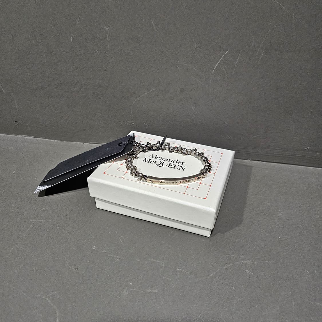 알렉산더 맥퀸 ID 로고 플래크 미니 스컬 브레이슬릿 상품이미지1