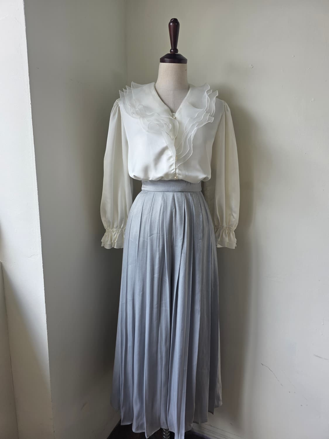 오간자 프릴 카라 새틴 블라우스  상품이미지1