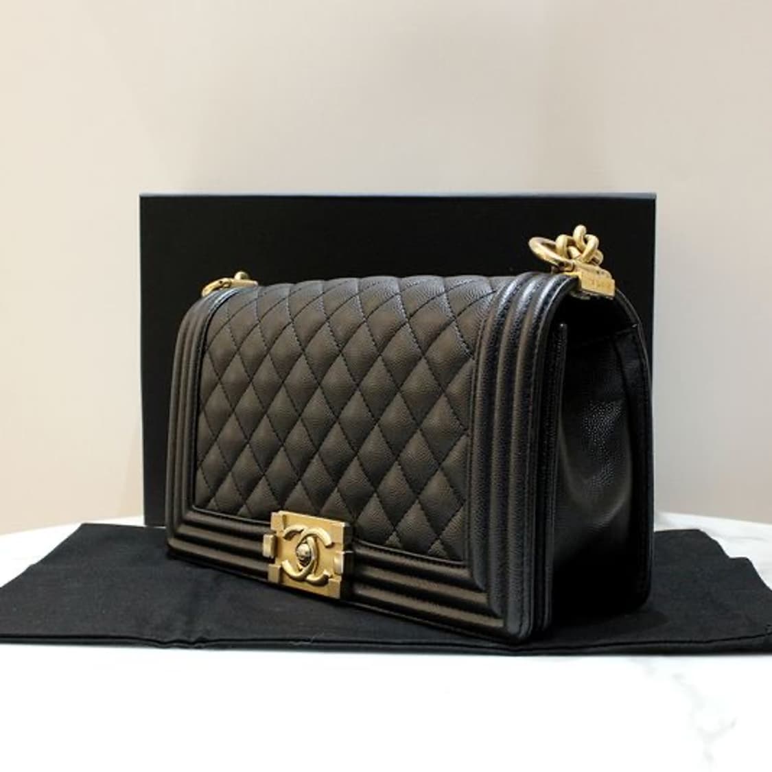 샤넬 보이백 캐비어 미듐 빈티지 금장  상품이미지2