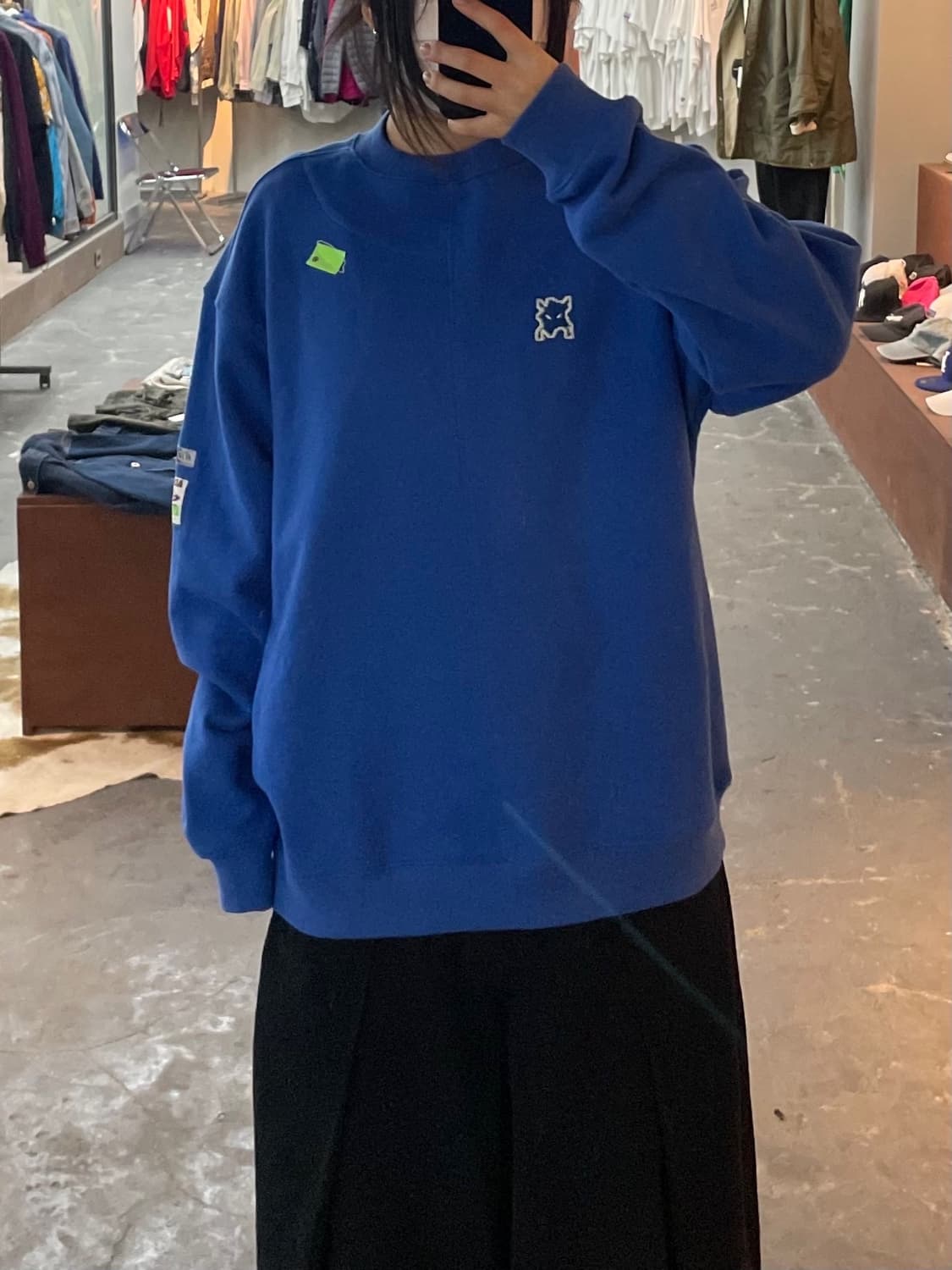 아더에러 블루 패치 맨투맨 H1971 상품이미지1