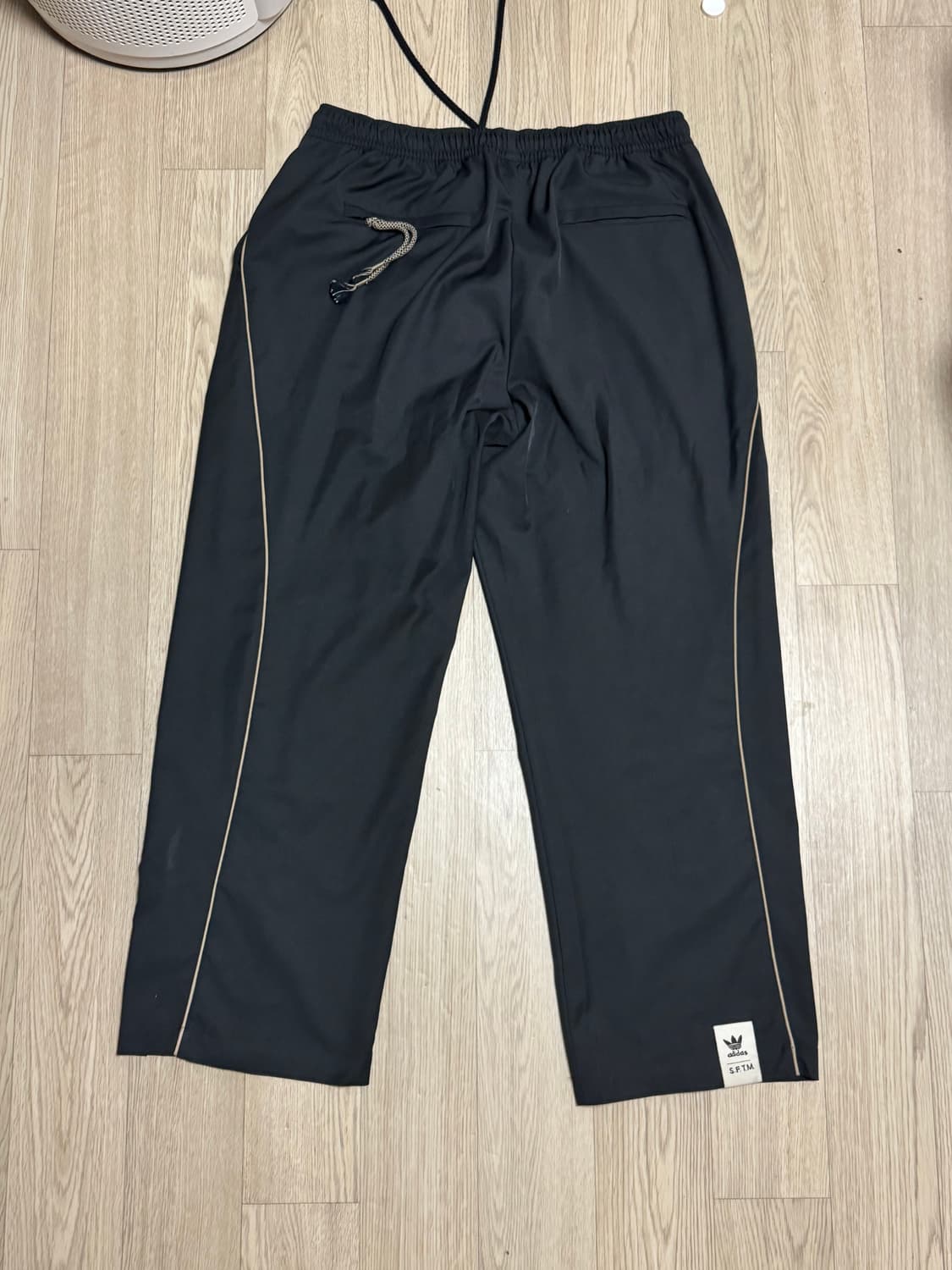 송포더뮤트 아디다스 스트링 트랙팬츠 블랙 상품이미지4