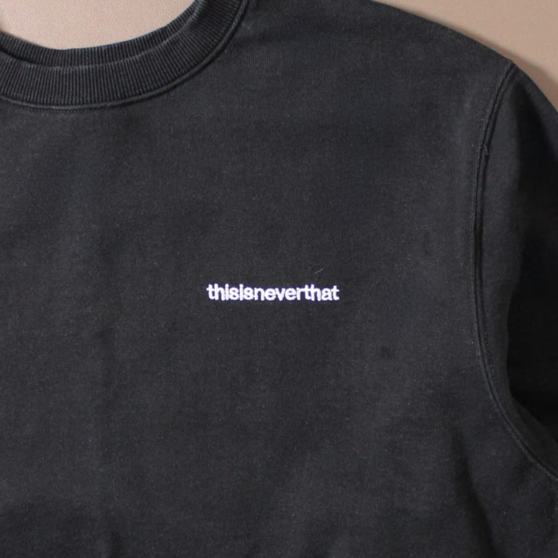 Thisisneverthat 디네뎃 블랙 맨투맨 상품이미지3