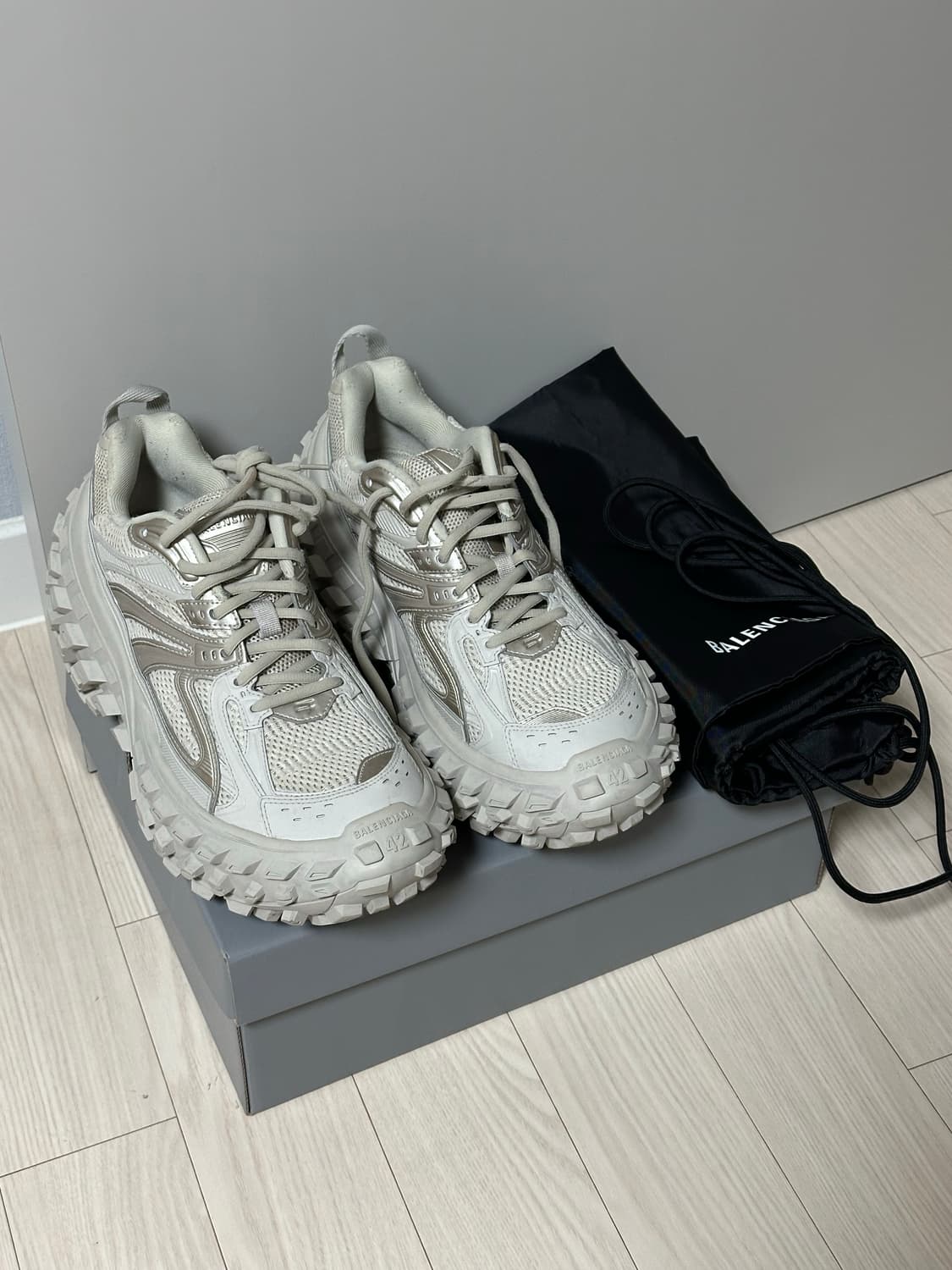 발렌시아가 디펜더 42 상품이미지1