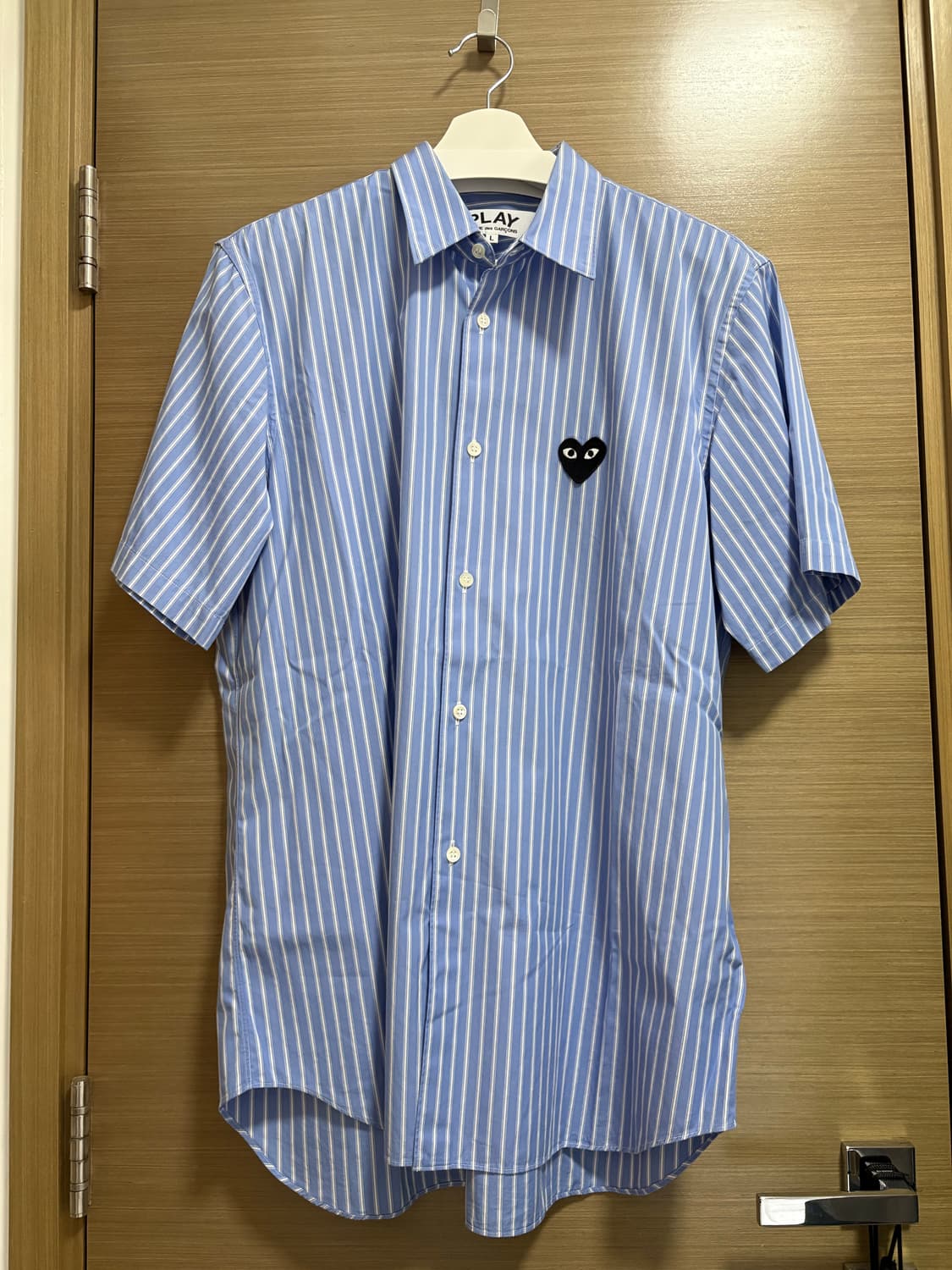 [L] 꼼데가르송 플레이 블랙 와펜 스트라이프 반팔 셔츠 상품이미지1