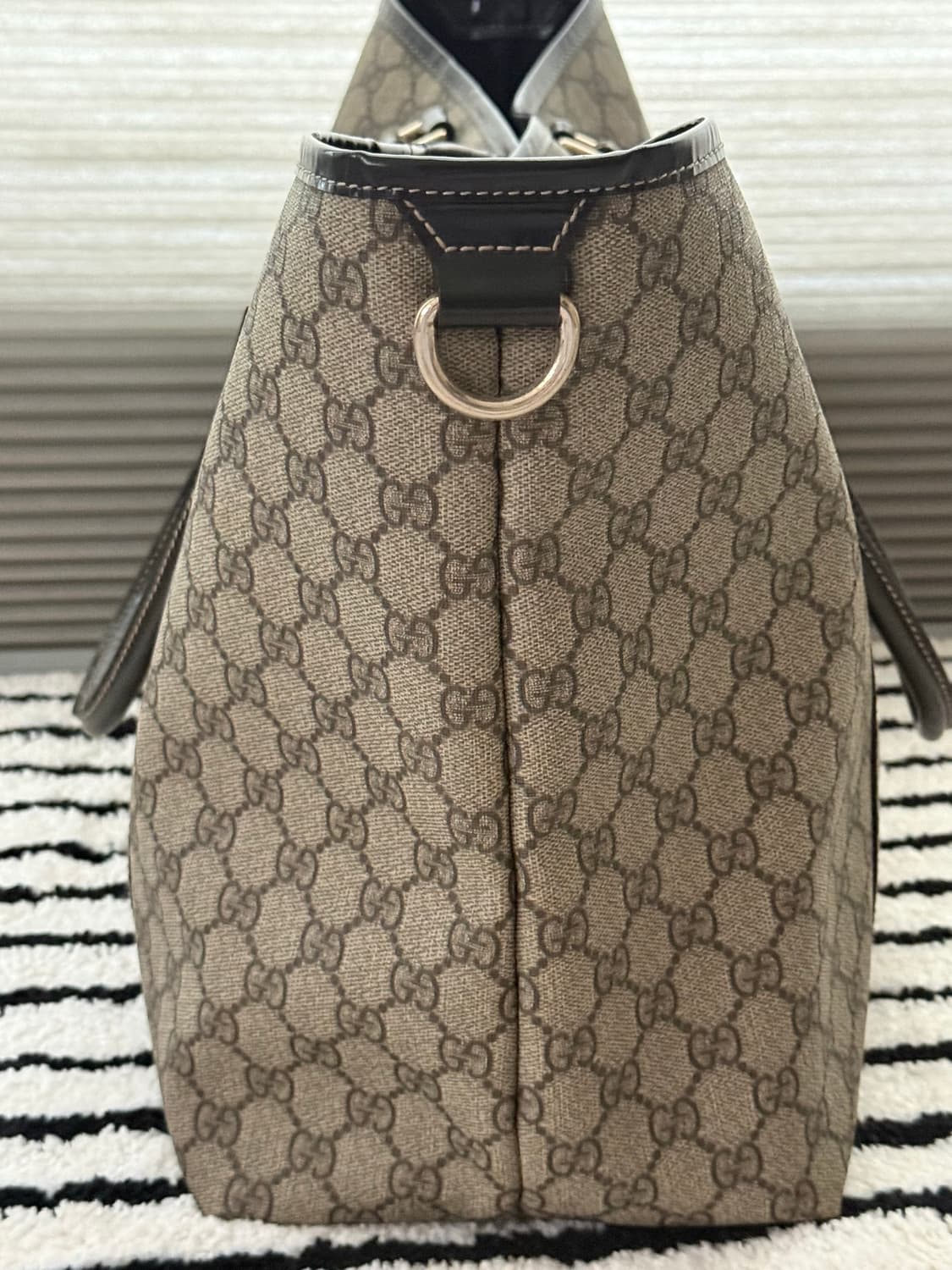 GUCCI GG 수프림 조이 쇼퍼백 오버사이즈 상품이미지3