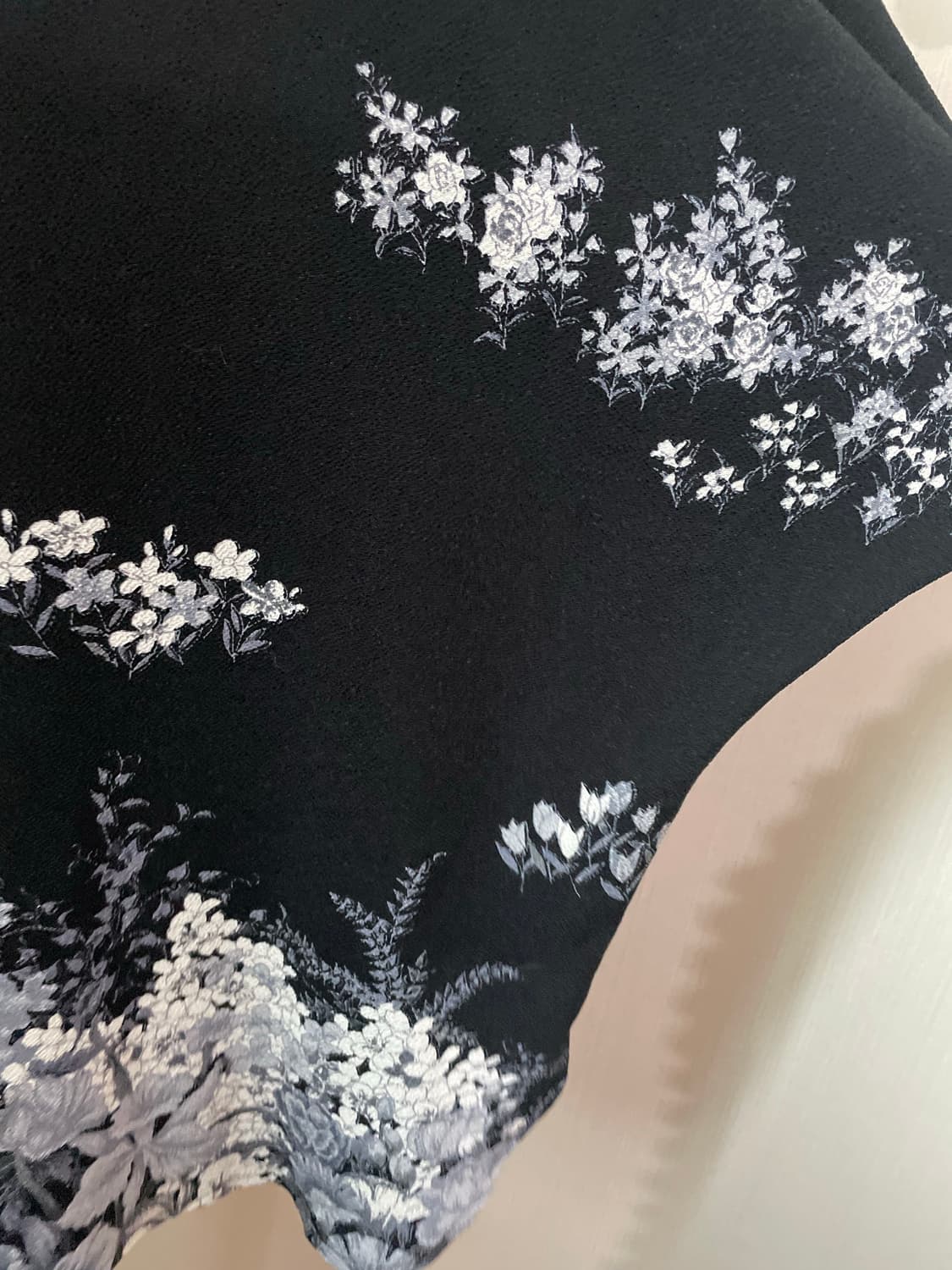 모노톤 플라워 반팔블라우스 상품이미지3