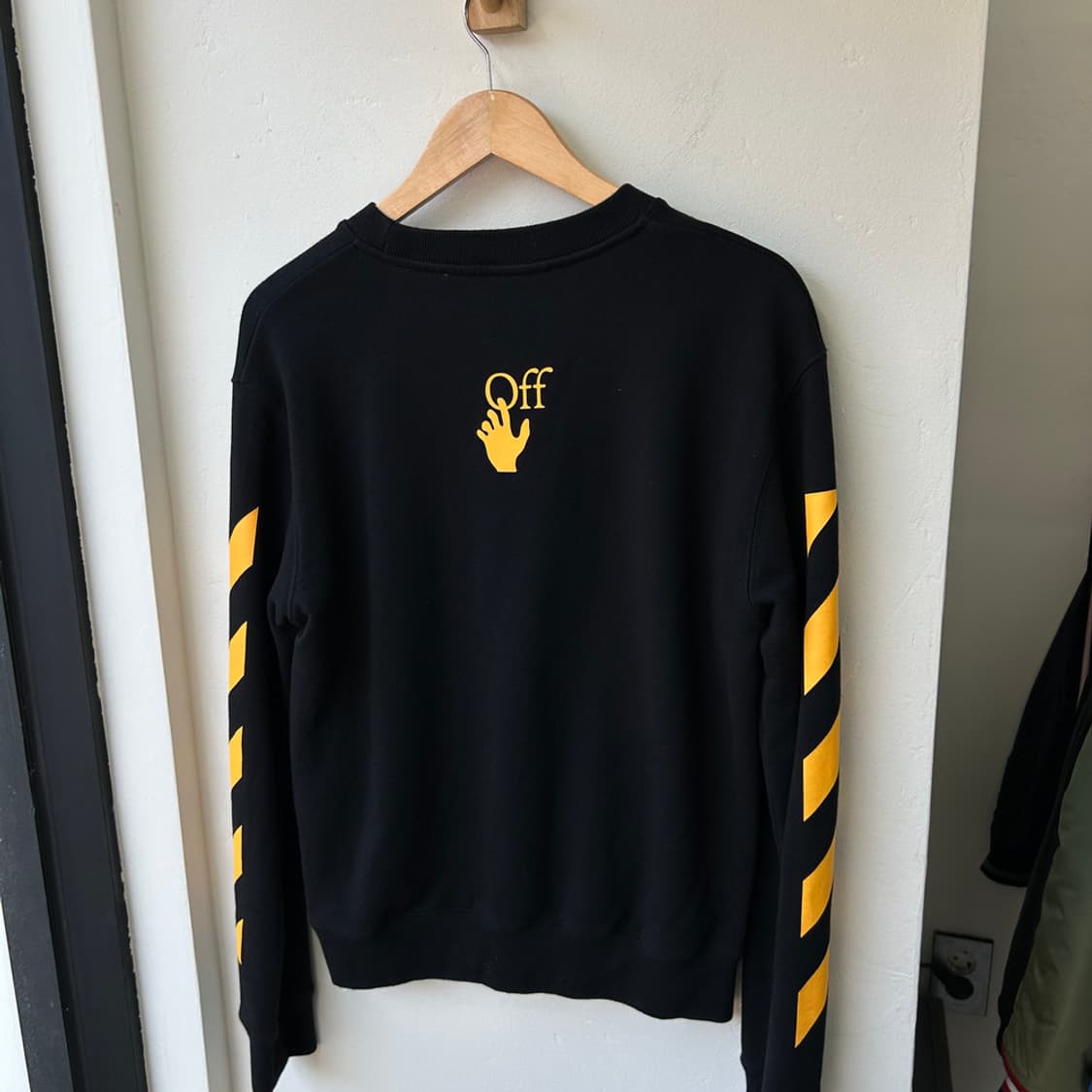 16645 - 오프화이트 카라바지오 페인팅 맨투맨 상품이미지5