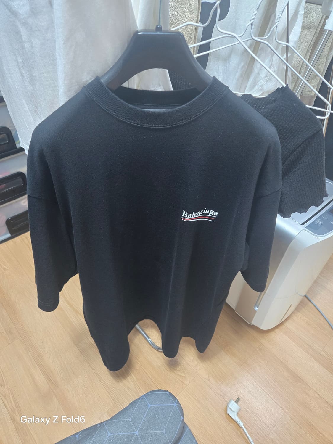 발렌시아가 웨이브 로고 반팔티  팔아요  상품이미지1