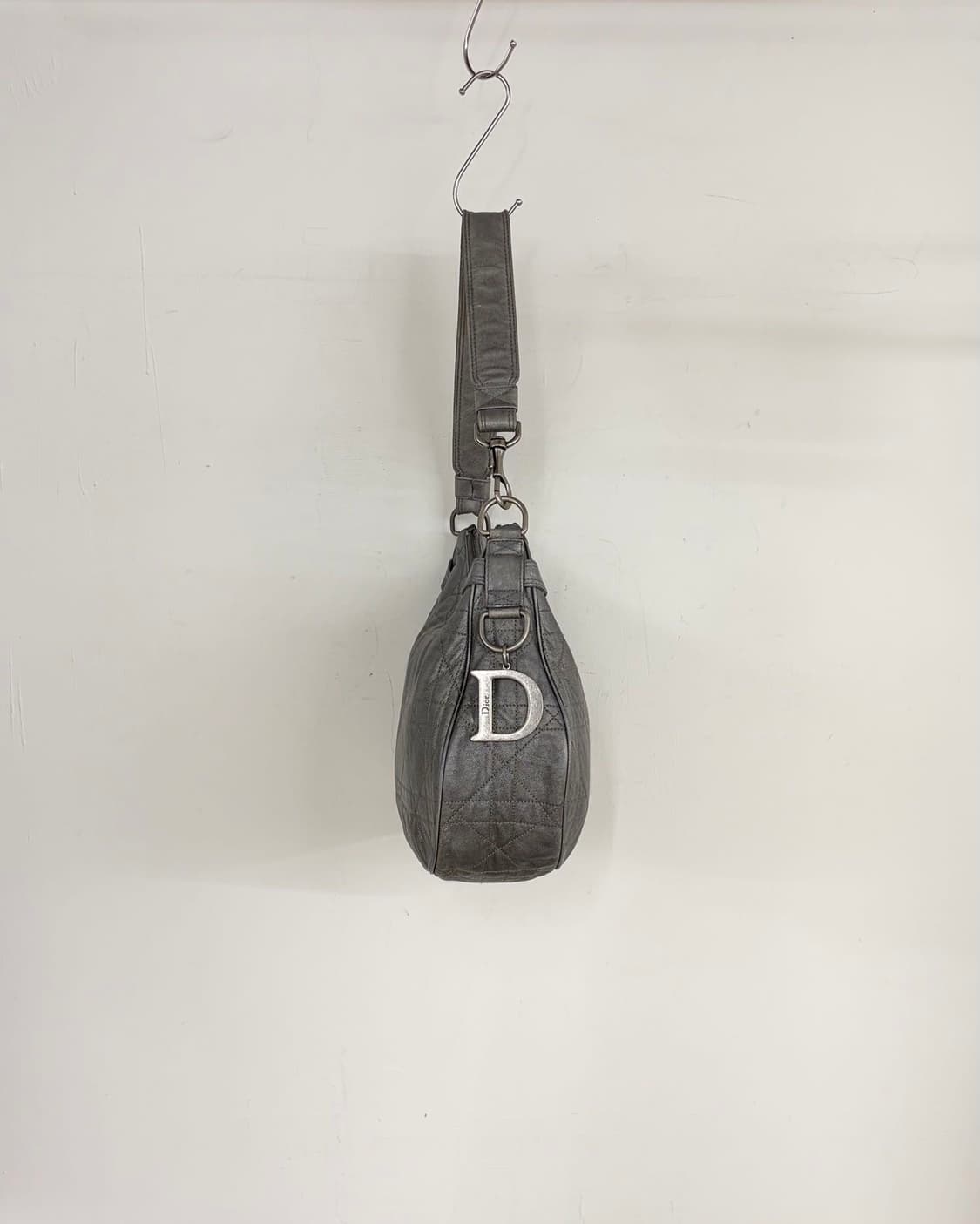 디올 그레이 까나쥬 퀄팅 가죽 호보백  상품이미지3