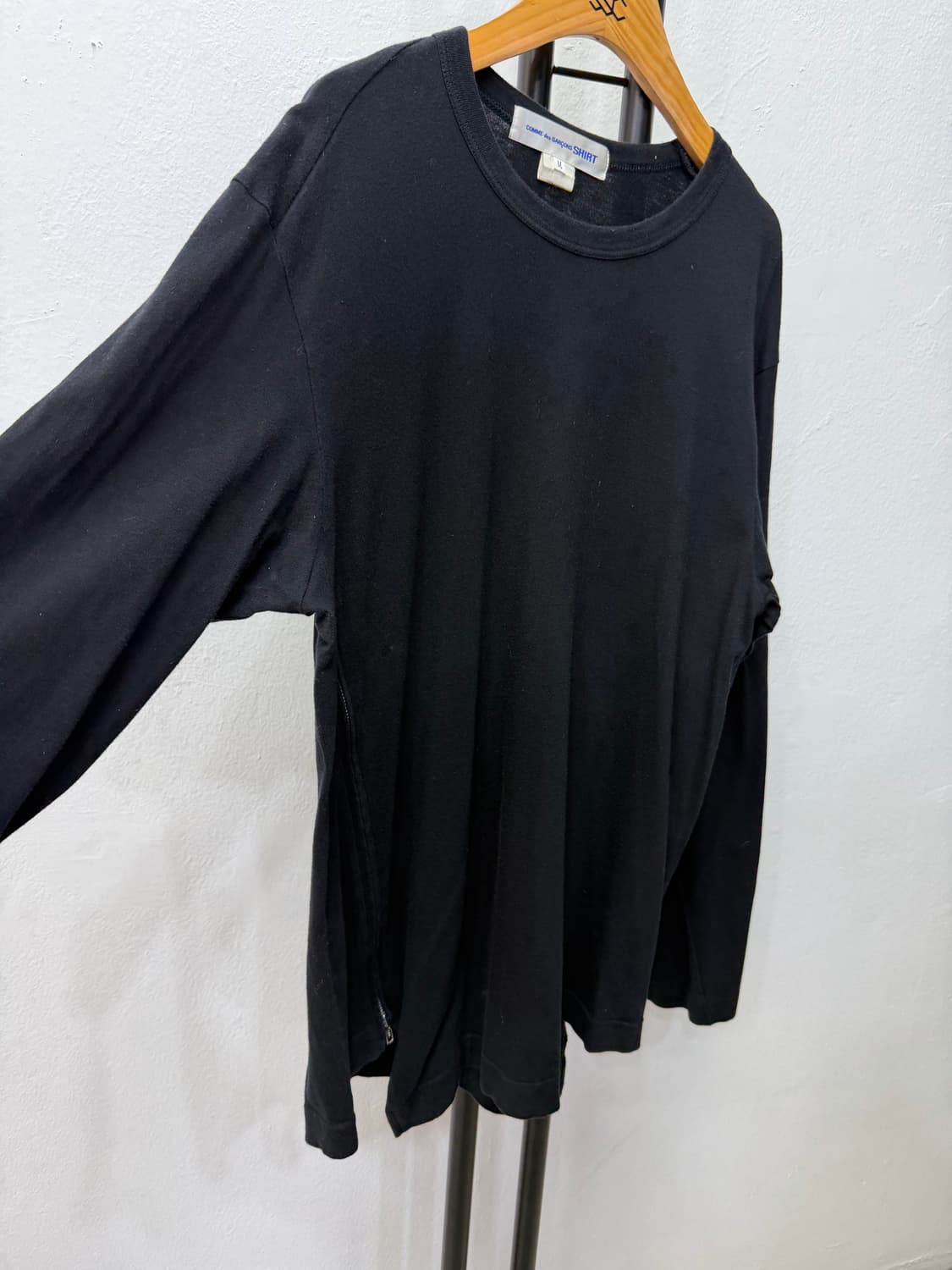 정품) 꼼데가르송 블랙 밑단 언발 긴팔 티셔츠 M  상품이미지2