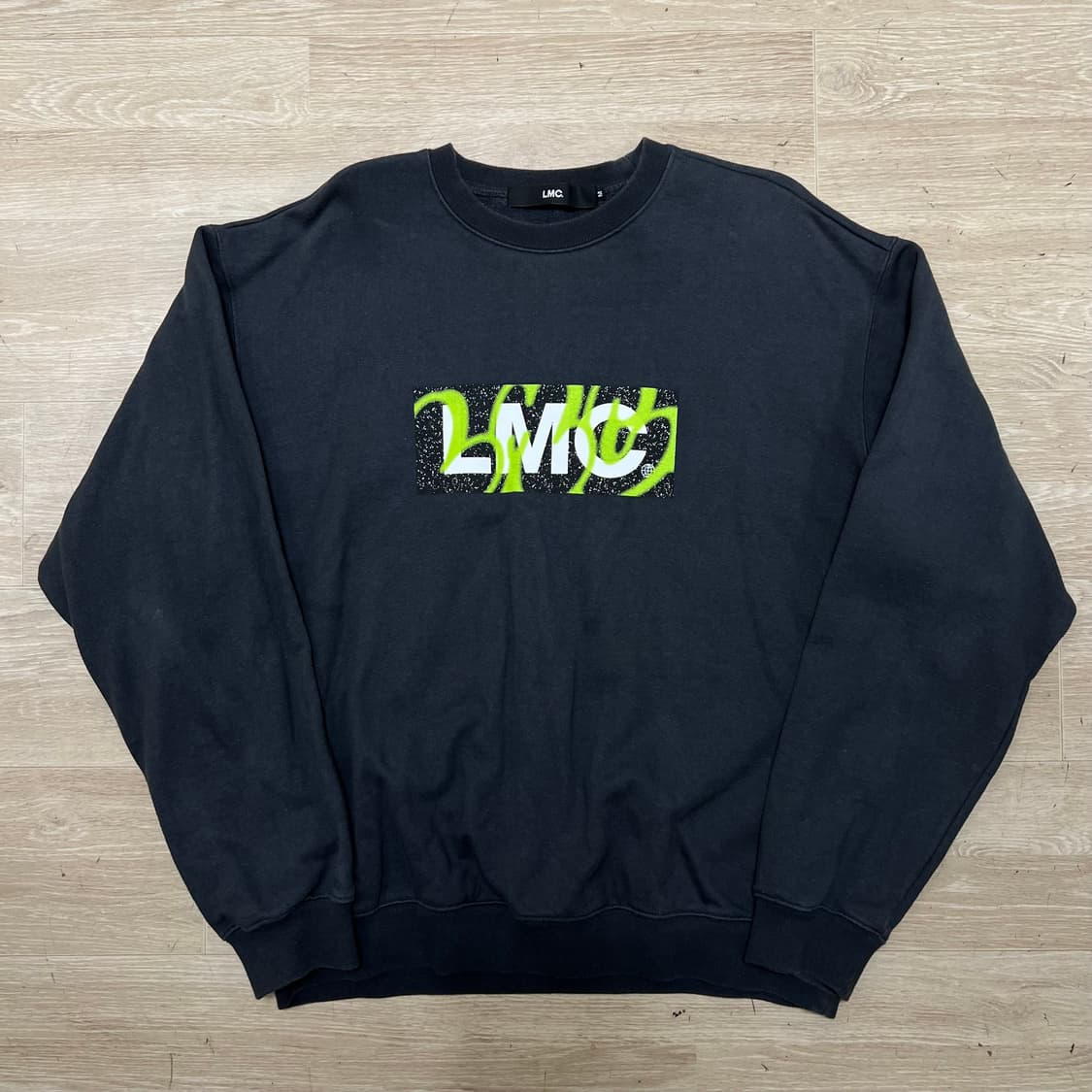 LMC 엘엠씨 그래피티 빅로고 프린팅 맨투맨 [블랙] M/95 상품이미지1