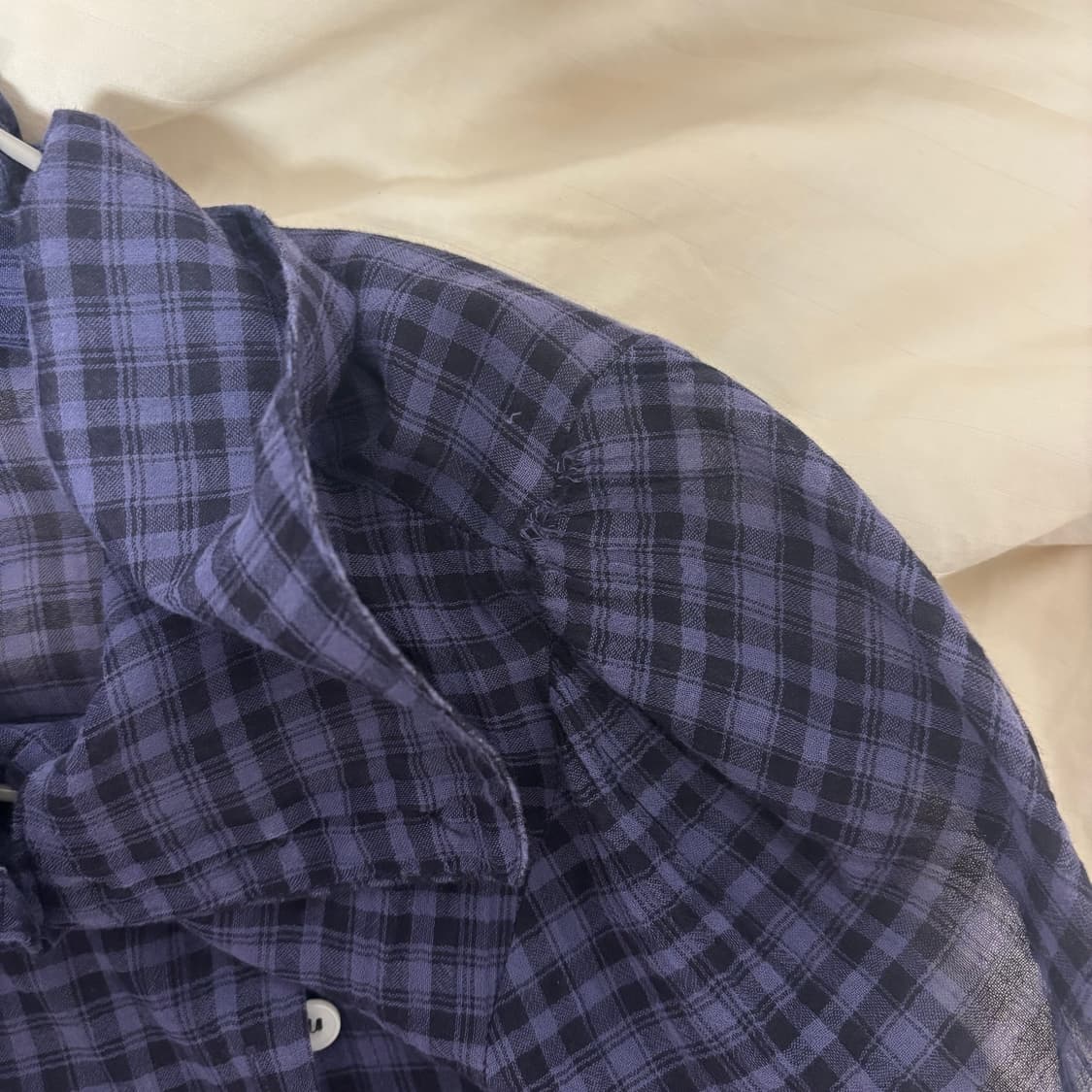 온스카 DRAPE COLLAR BLOUSE (navy check) 상품이미지3