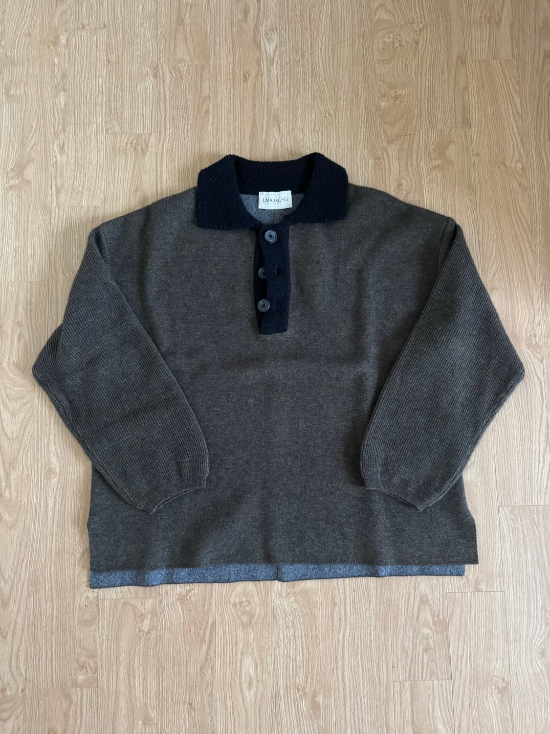 우마뭉 블루 폭스 믹스 스티치 칼라 니트 팔아요! 상품이미지1