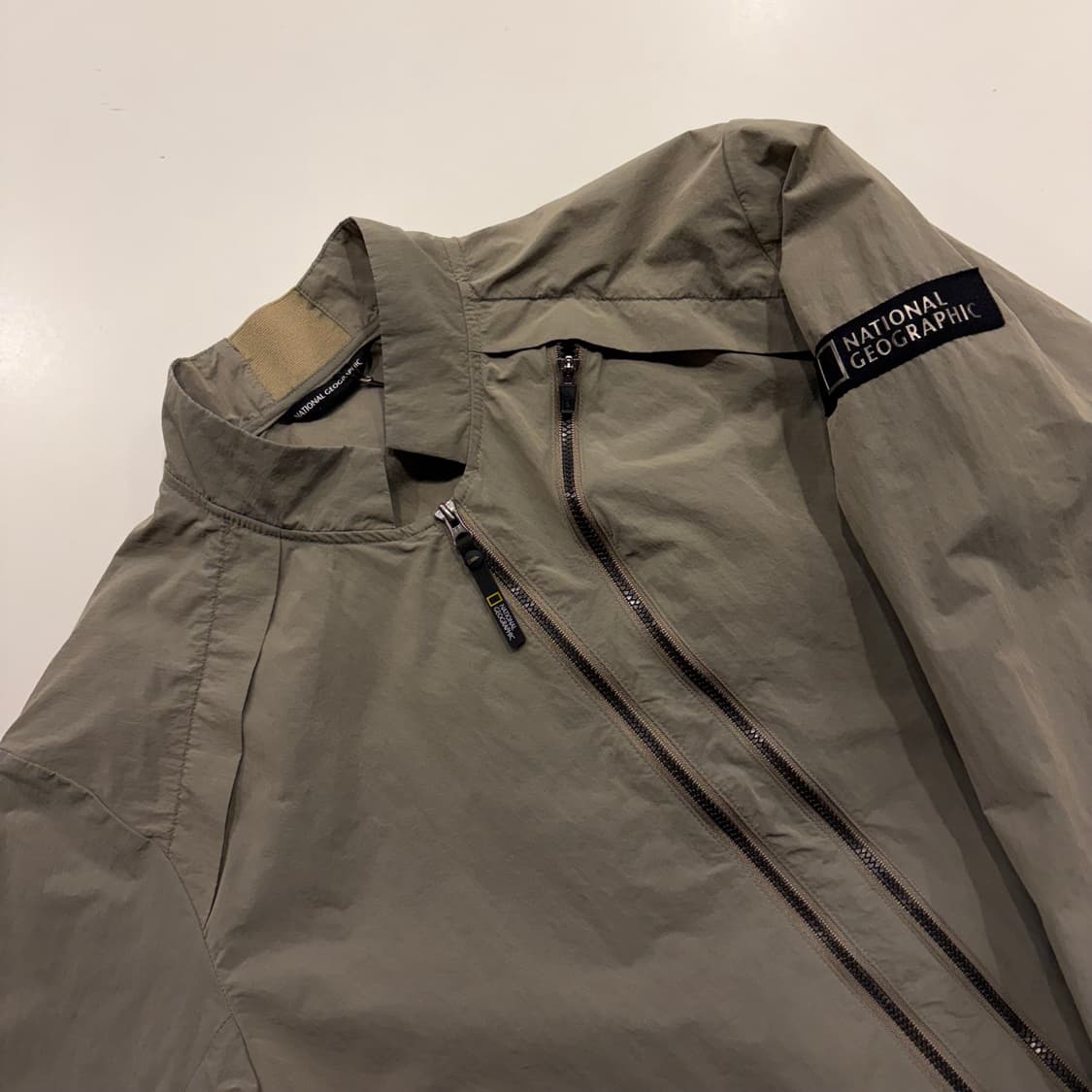 [95] 내셔널지오그래픽 봄버 나일론 바람막이 자켓 카키색 C42 상품이미지3