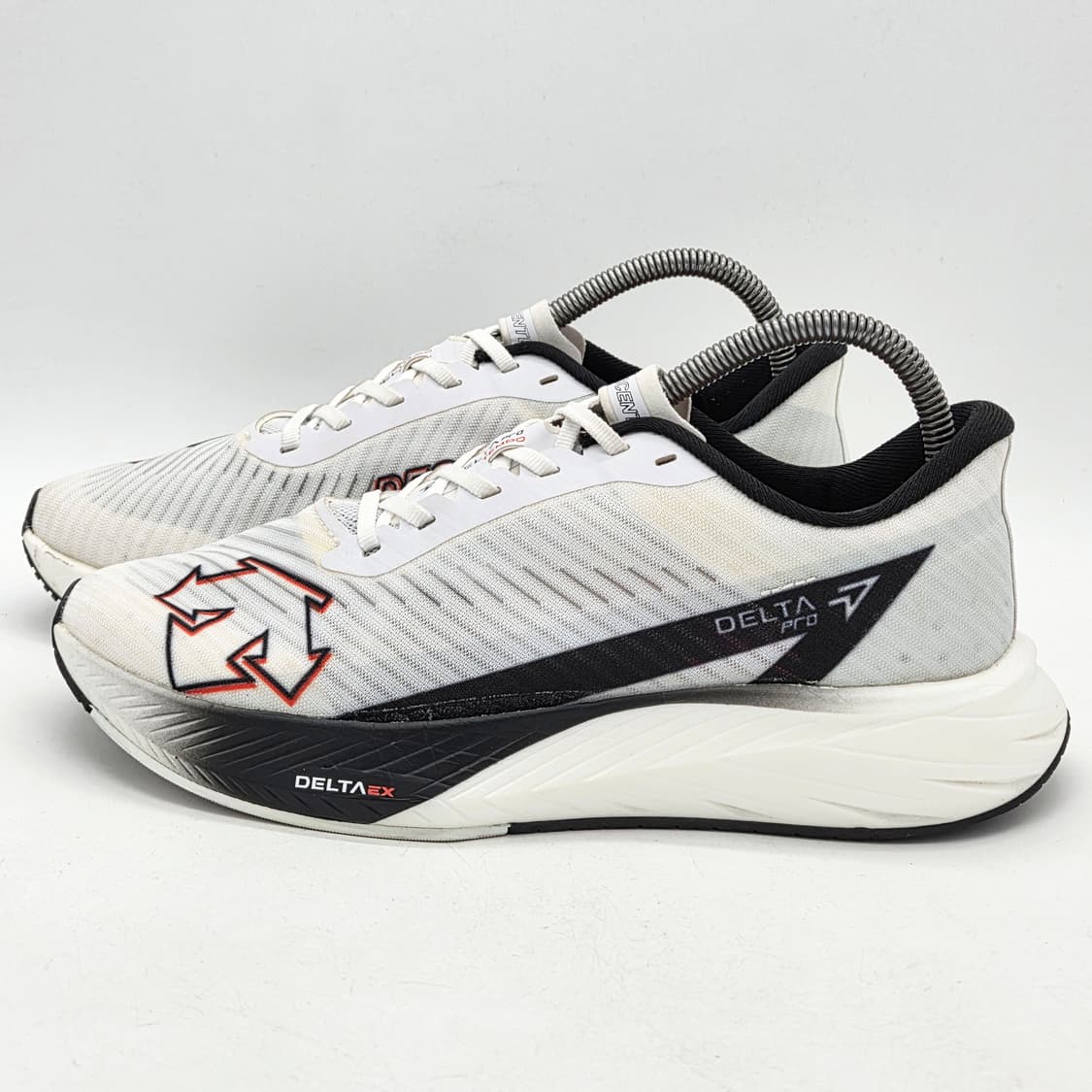 데쌍트 델타프로 템포 러닝화 흰/검 (265) 상품이미지1