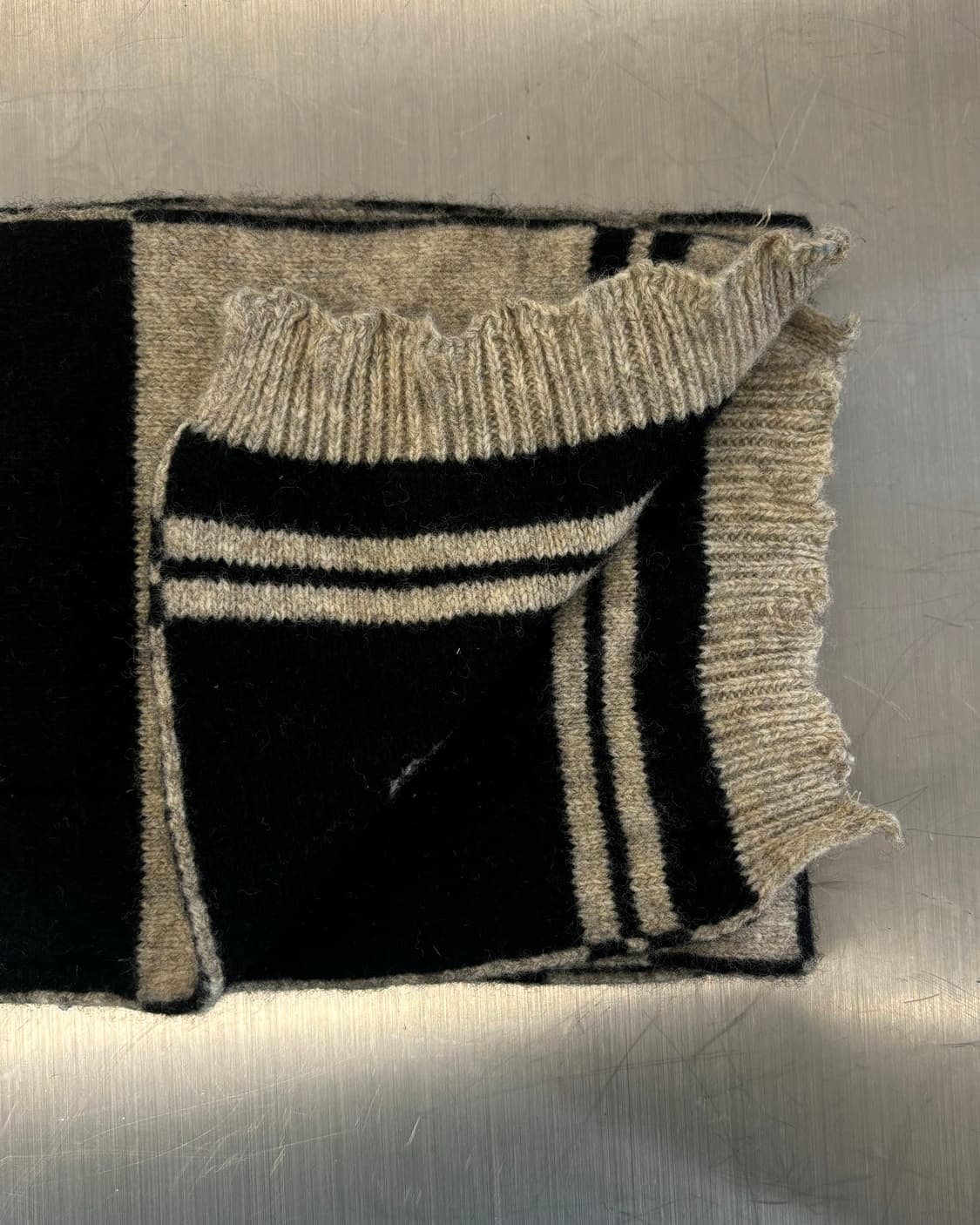 비비안 웨스트우드 시그니처 오브 로고 스트라이프 니트 머플러  상품이미지5