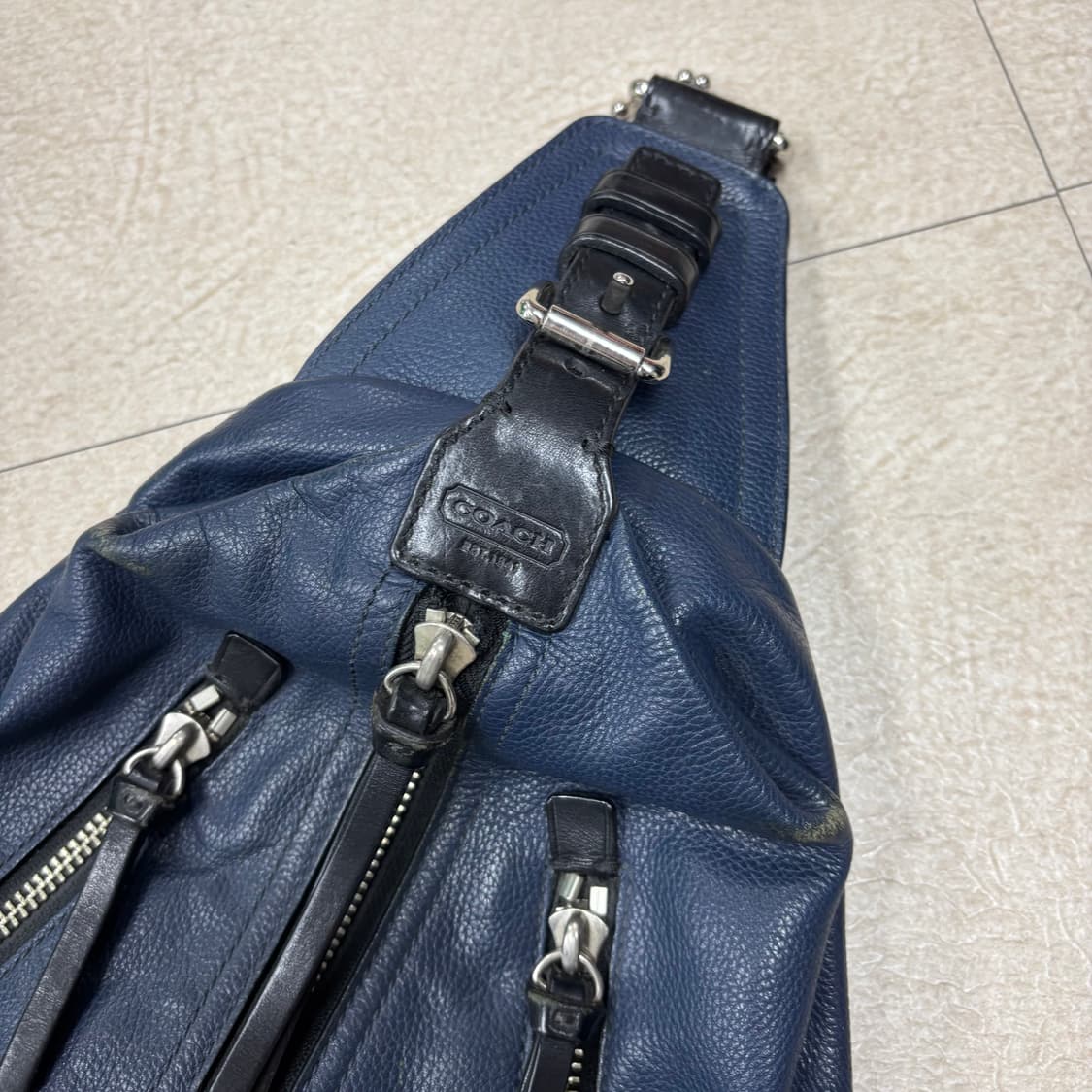 코치 네이비 레더 슬링백 상품이미지2