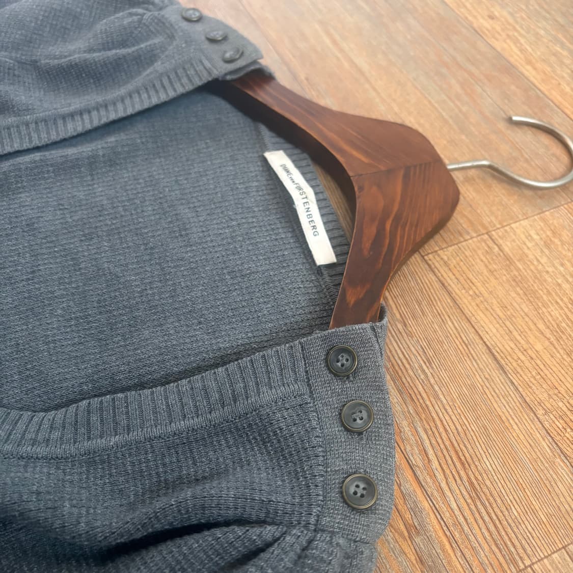 DVF 다이앤 본 퍼스텐버그 그레이 딥브이넥 니트 슬림 실루엣 상품이미지7