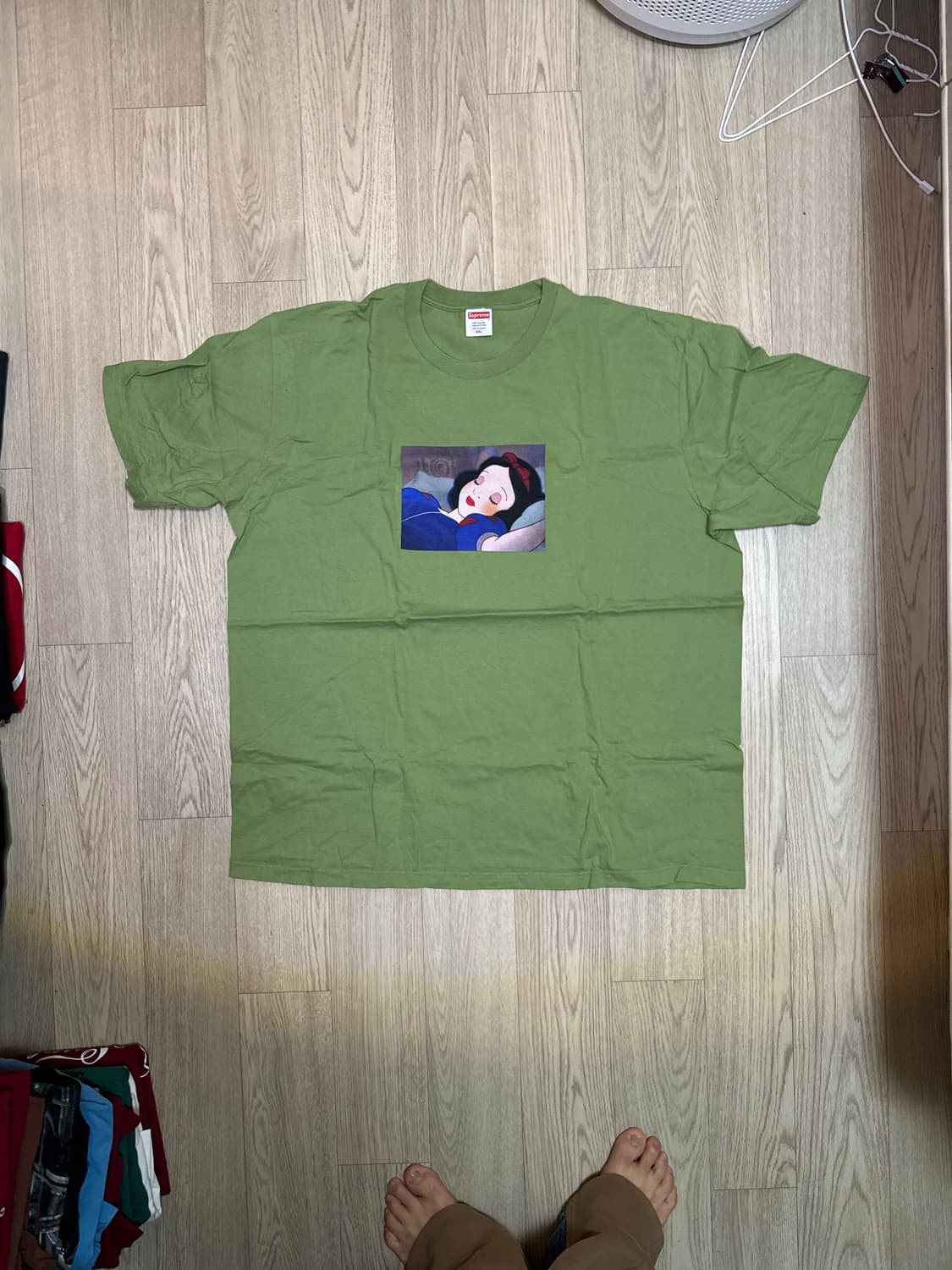 슈프림 24FW 스노우 백설공주 티셔츠 모스 그린 상품이미지1